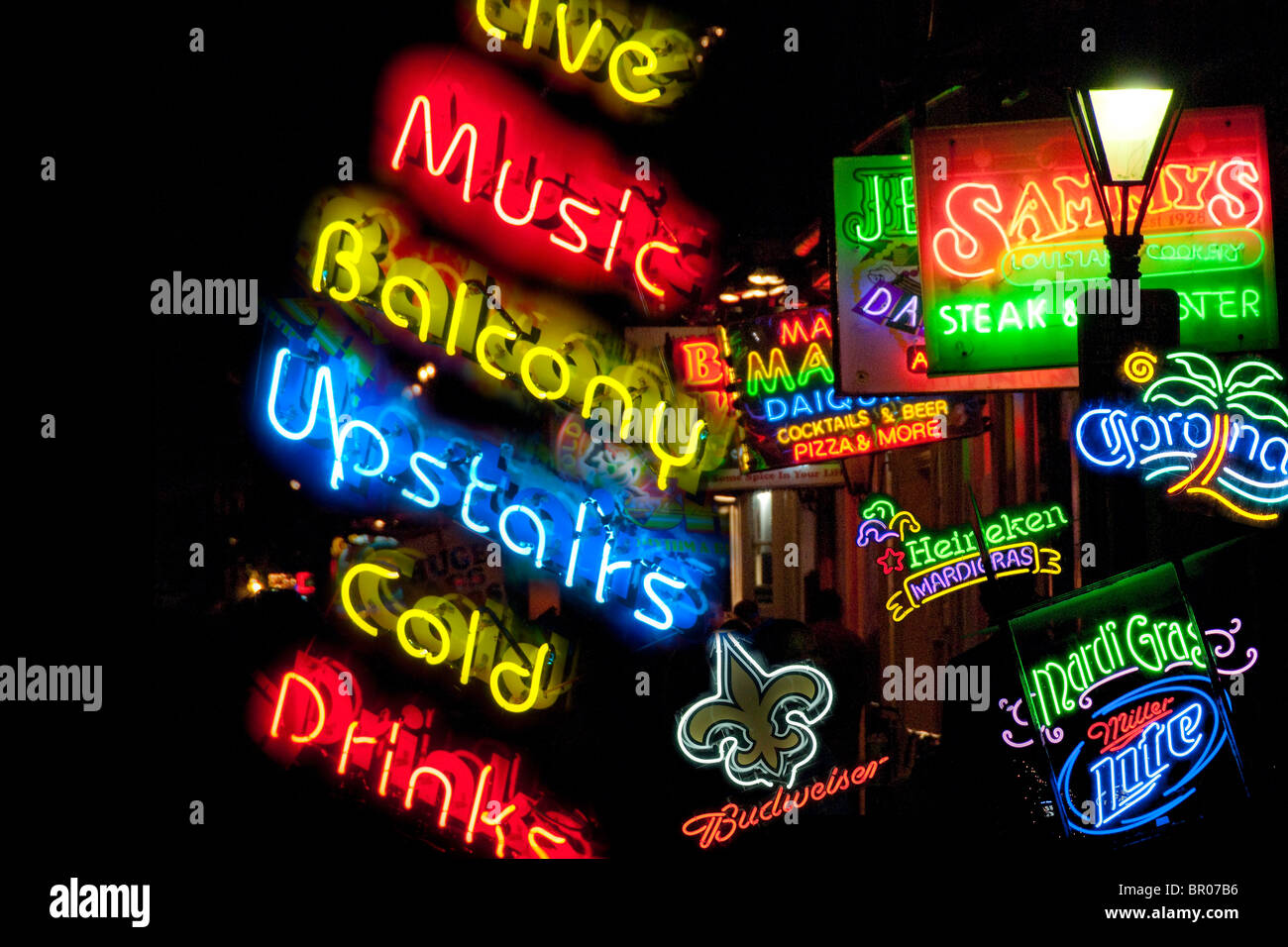 Insegne al neon su Bourbon Street nel Quartiere Francese, New Orleans, Louisiana, Stati Uniti d'America Foto Stock