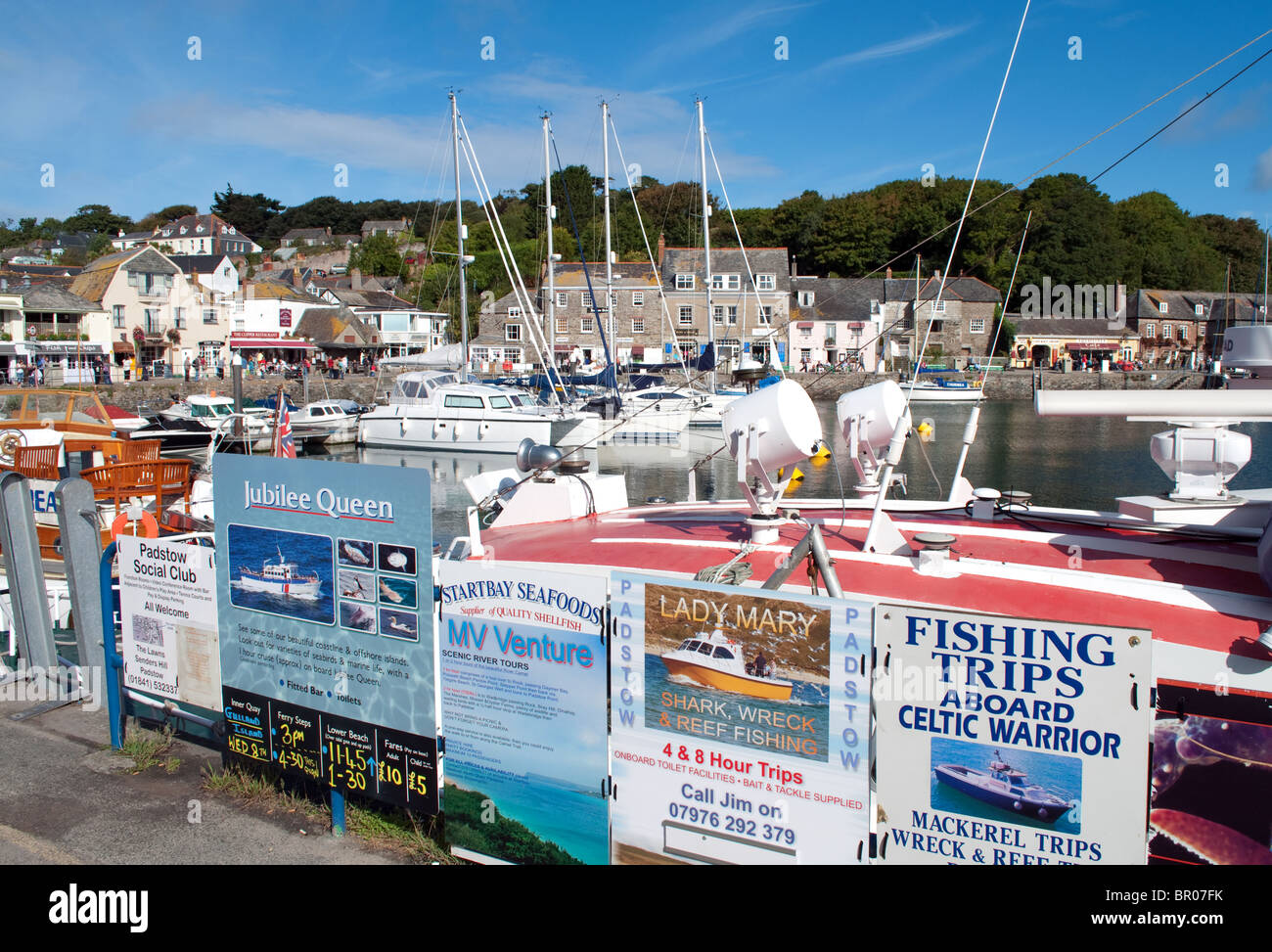La barca a vela e viaggi di pesca pubblicizzato presso il porto a Padstow, Cornwall, Regno Unito Foto Stock