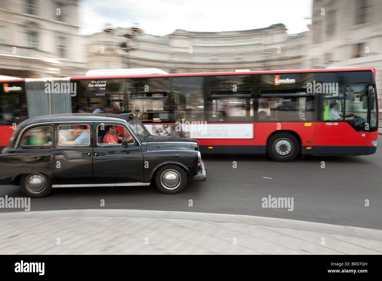 Londra taxi e autobus in Trafalgar Square Foto Stock