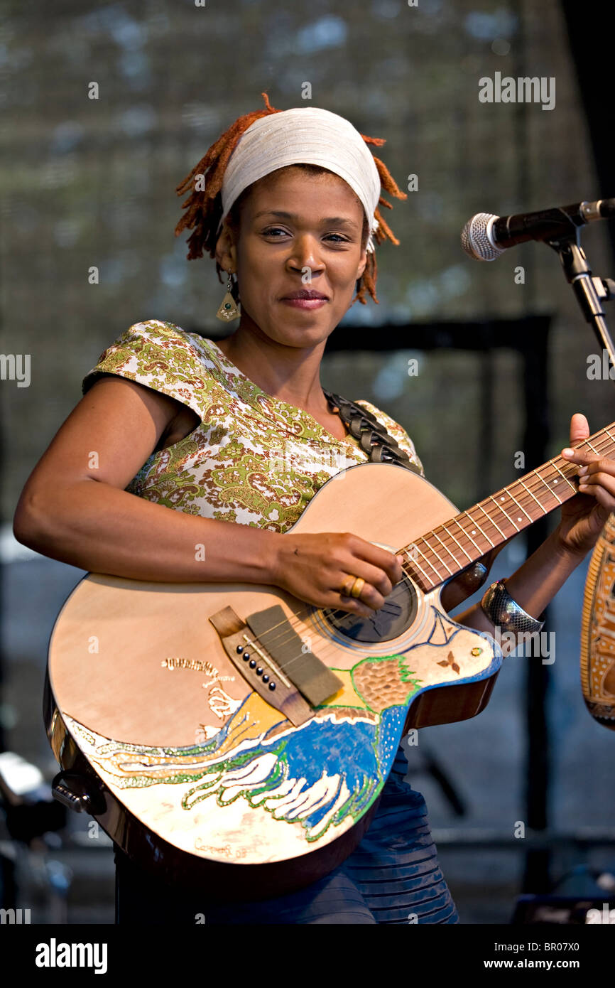 La cantante jazz Carmen Souza performanti a Tunbridge Wells Mela Foto Stock