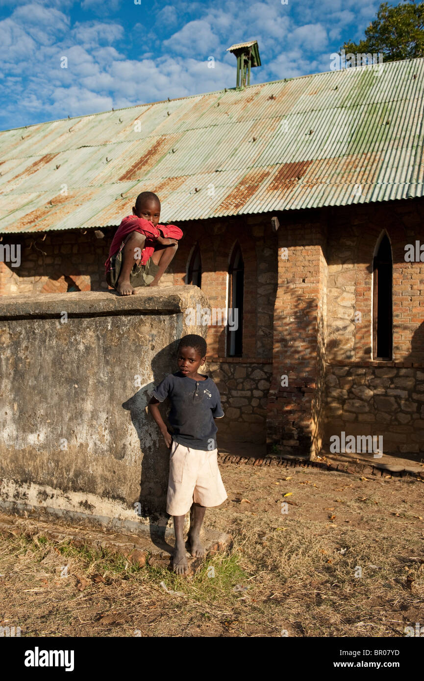 I bambini presso la pietra chiesa della missione presso il sito del XIX secolo mercato di schiavi, Nkhotakota, Malawi Foto Stock