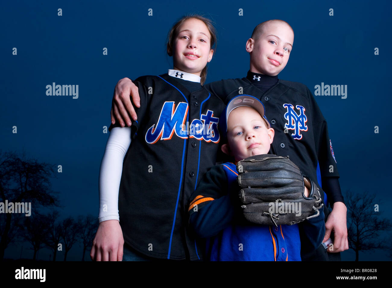 Bambini attendere l'inizio della stagione di baseball sul baseball di apertura della giornata nella città di New York, New York. Foto Stock