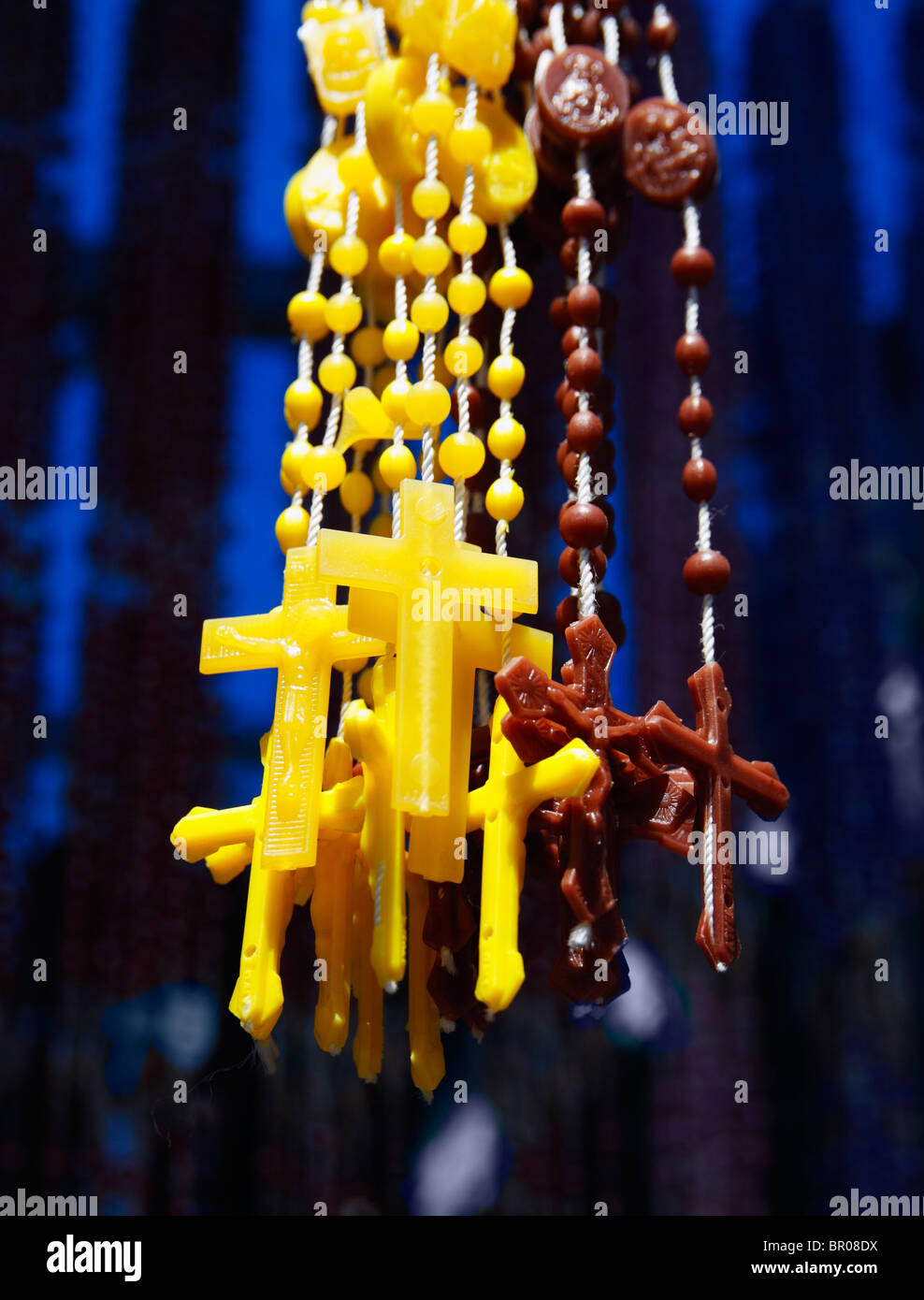 Cricifixes su stallo di mercato in Spagna Foto Stock