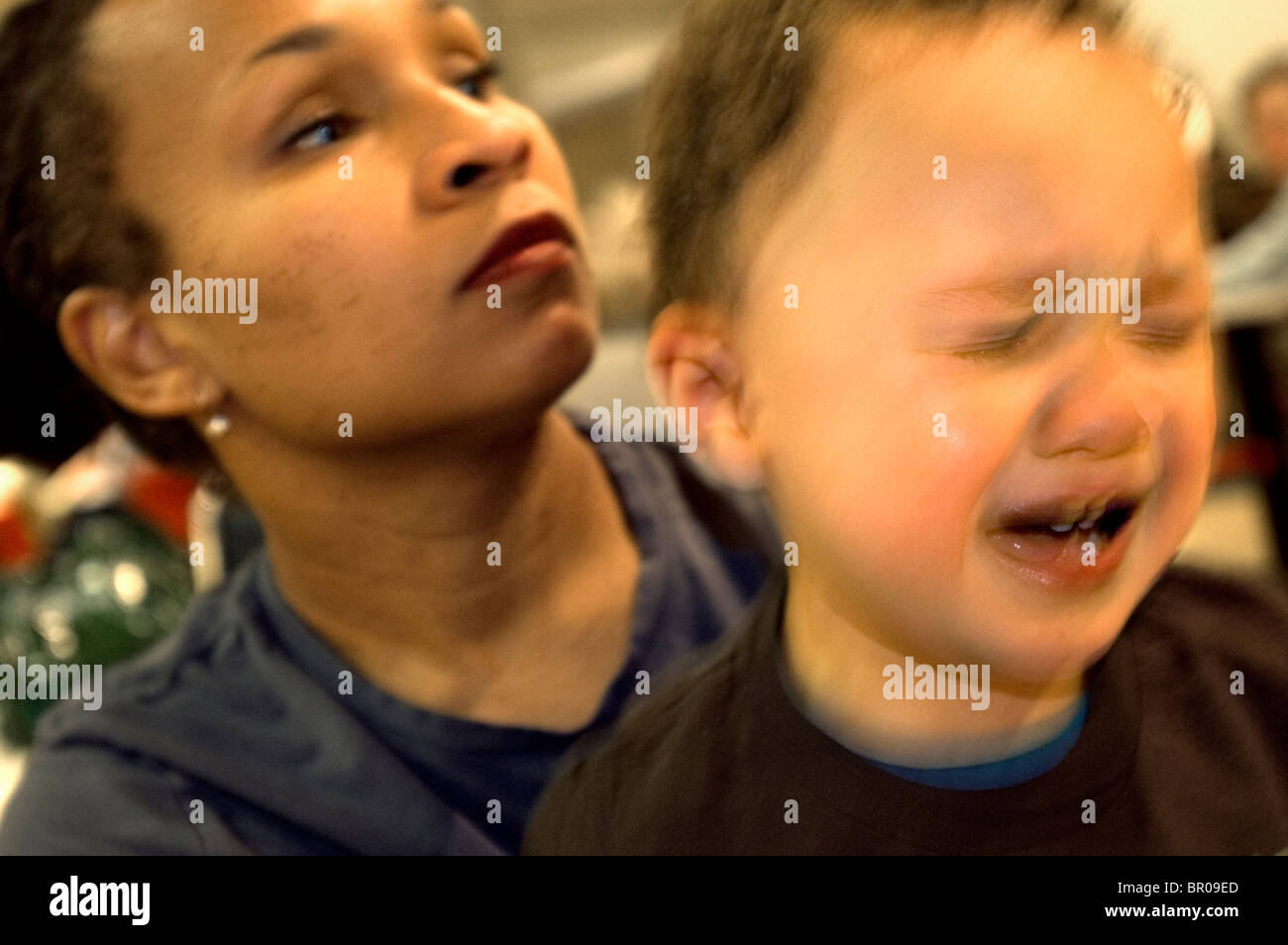 Una madre è non impressionati dal suo bambino figlio il tantrum Foto Stock