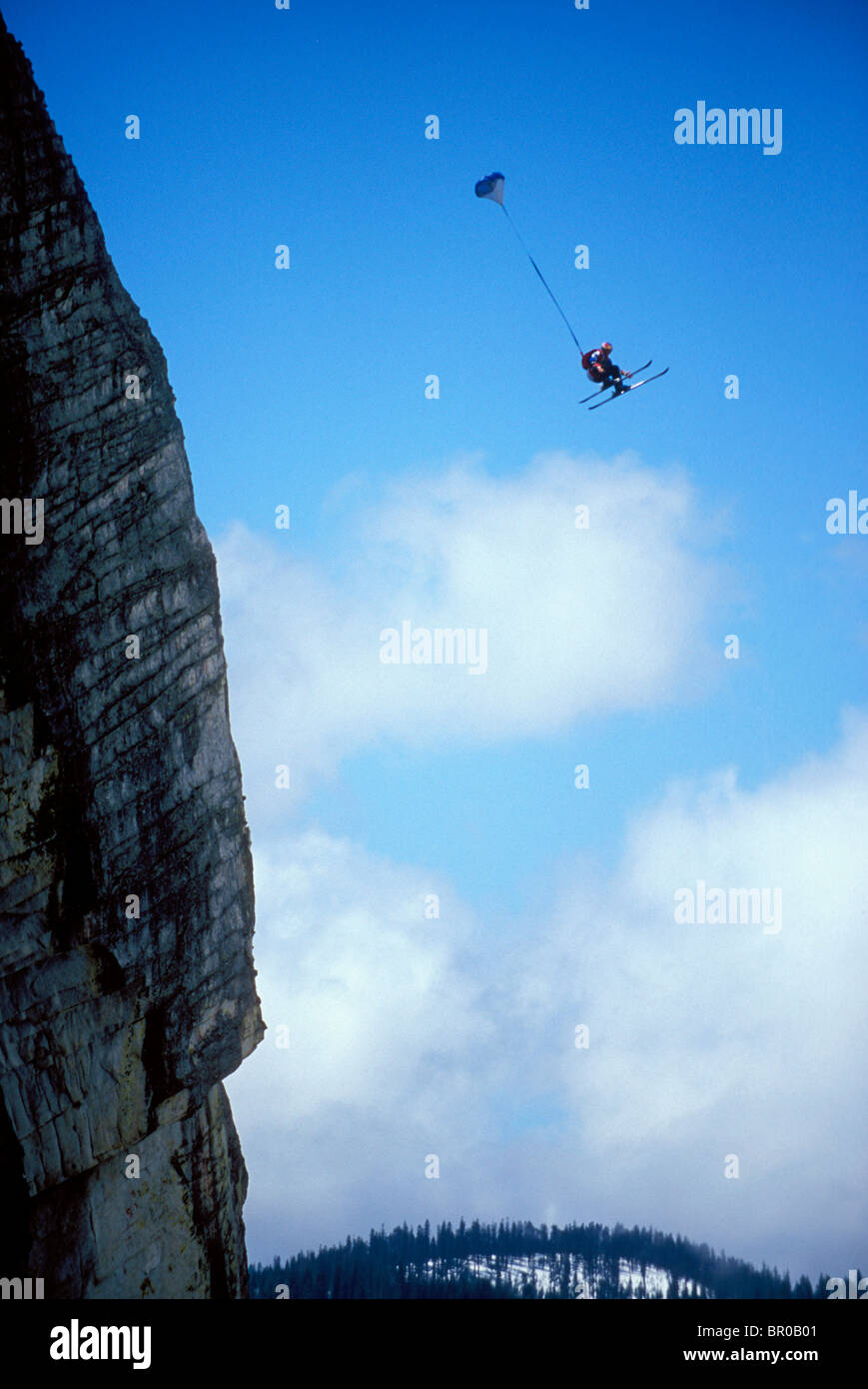 Ski-ponticello di base agli amanti Leap, una scogliera vicino a Lake Tahoe. Foto Stock