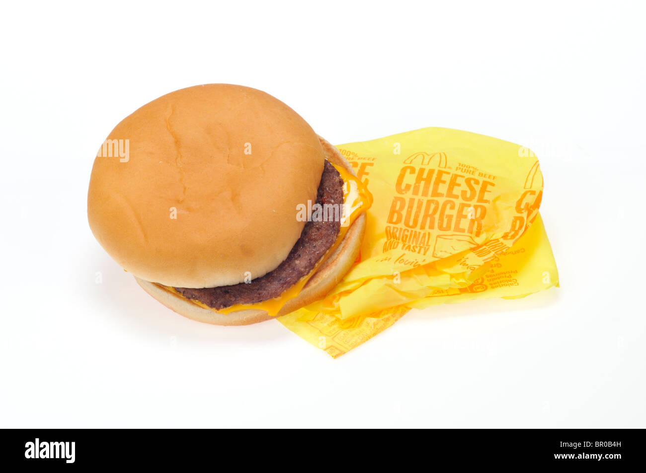 McDonald's cheeseburger con involucro di carta su sfondo bianco, tagliato fuori. Foto Stock