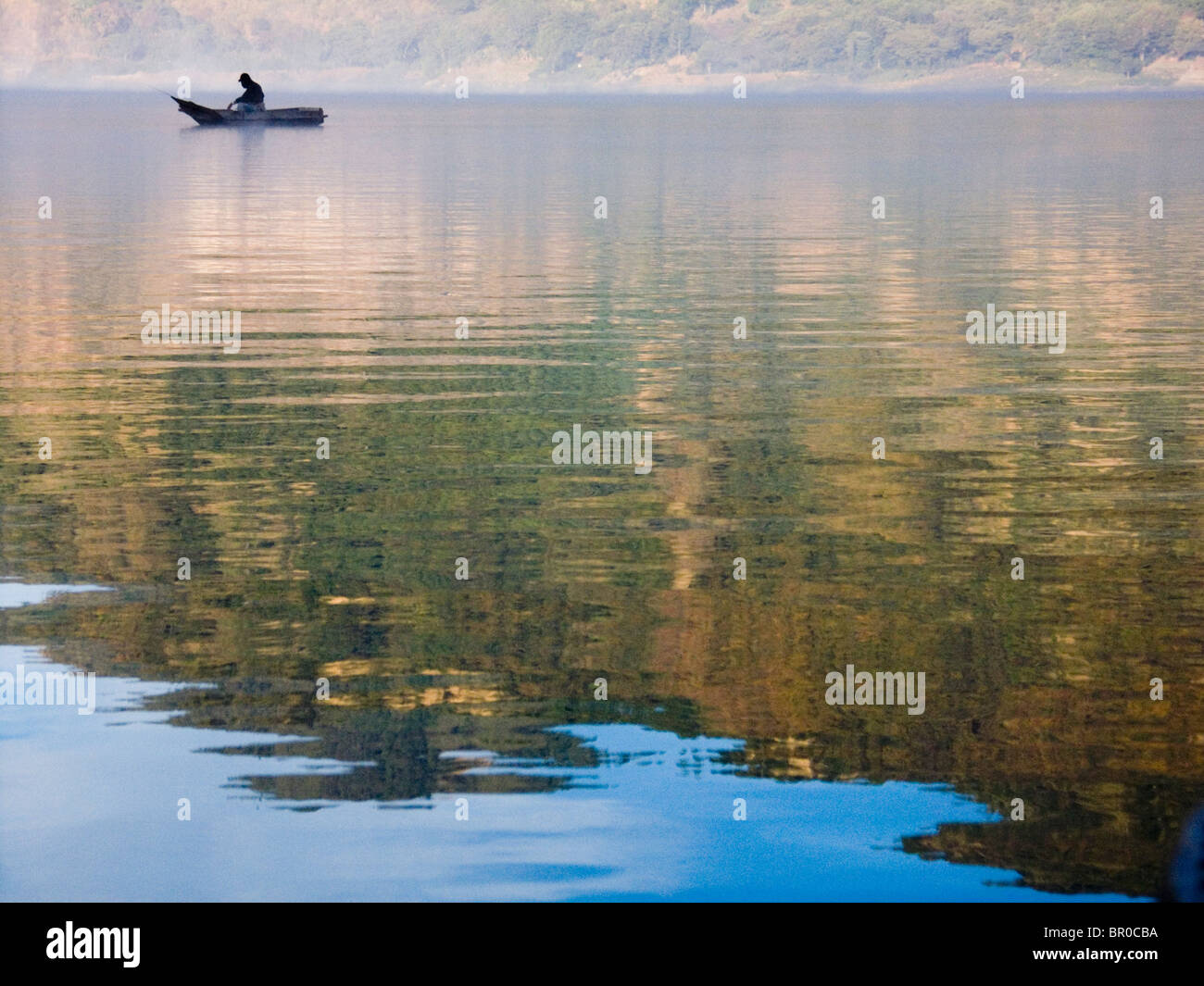 Pescatore in una barca sul lago Atitlan. Foto Stock