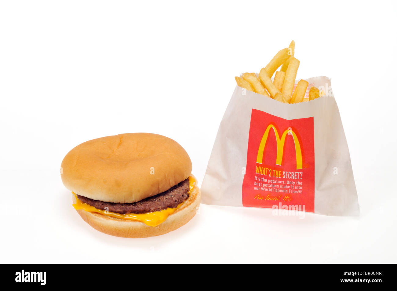 McDonald's cheeseburger e patatine fritte su sfondo bianco, ritaglio. Foto Stock