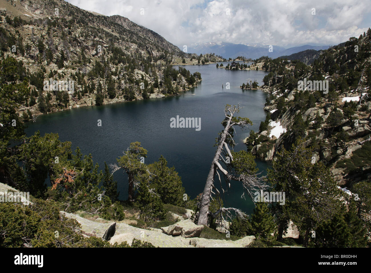 Classic cirque diga alpina a Estany Tort de Peguera 2318m vicino Refugi JM Blanc in Sant Maurici Parco Nazionale Pirenei Spagna Foto Stock