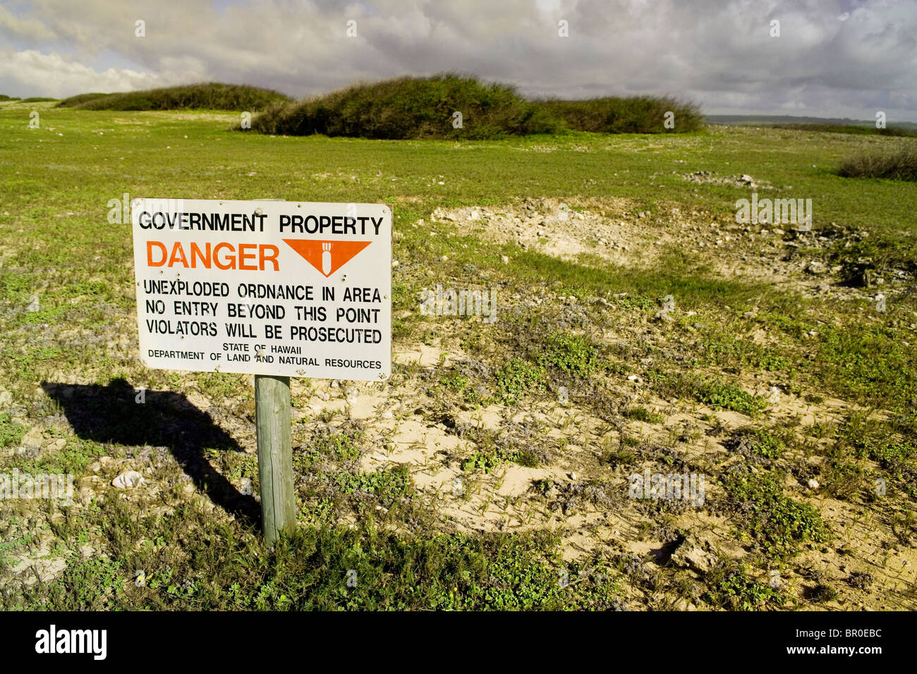 Un segno avverte di pericolosi ordigni inesplosi a Ilio punto sull isola di Molokai, Hawaii. Foto Stock