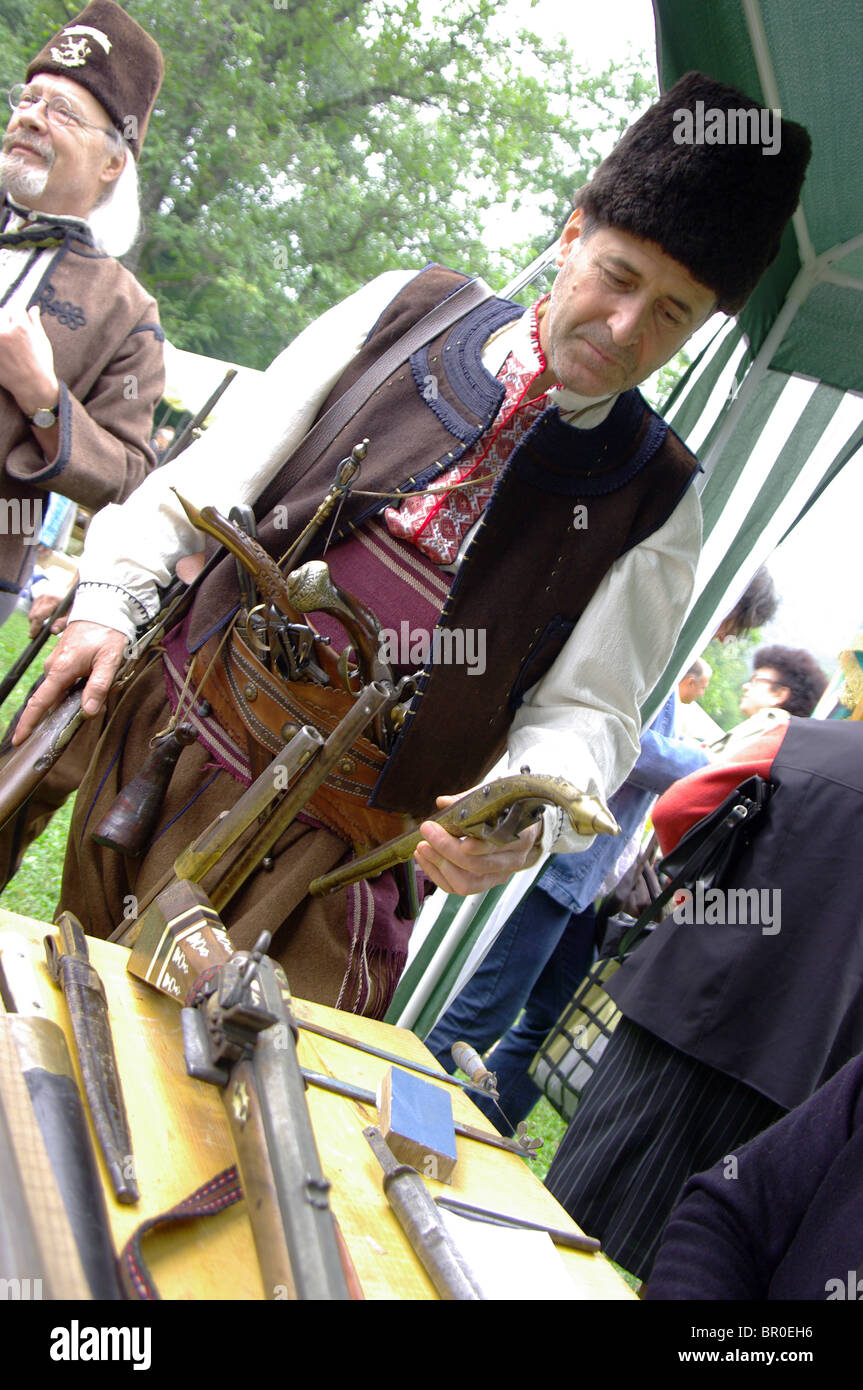 Uomo con armi e vestiti da 17-18 secolo in Bulgaria Foto Stock