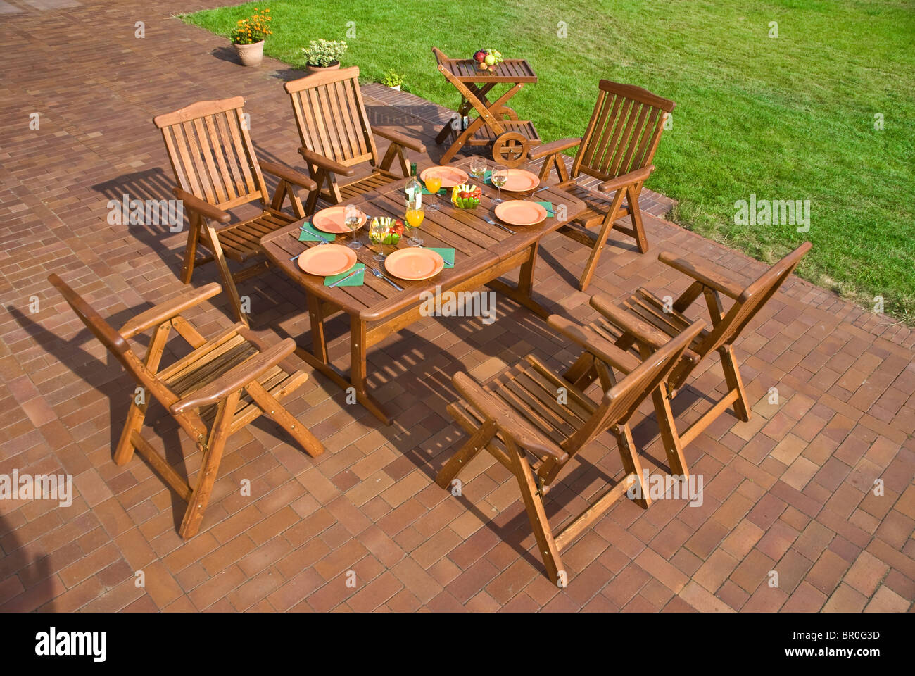 I mobili da giardino presso il patio w posto impostazione Foto Stock