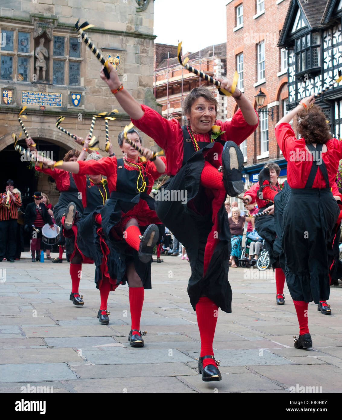 Gli uomini di ferro e Severn doratori Morris ballerini a Shrewsbury Folk Festival, Shropshire, Inghilterra, Regno Unito Foto Stock