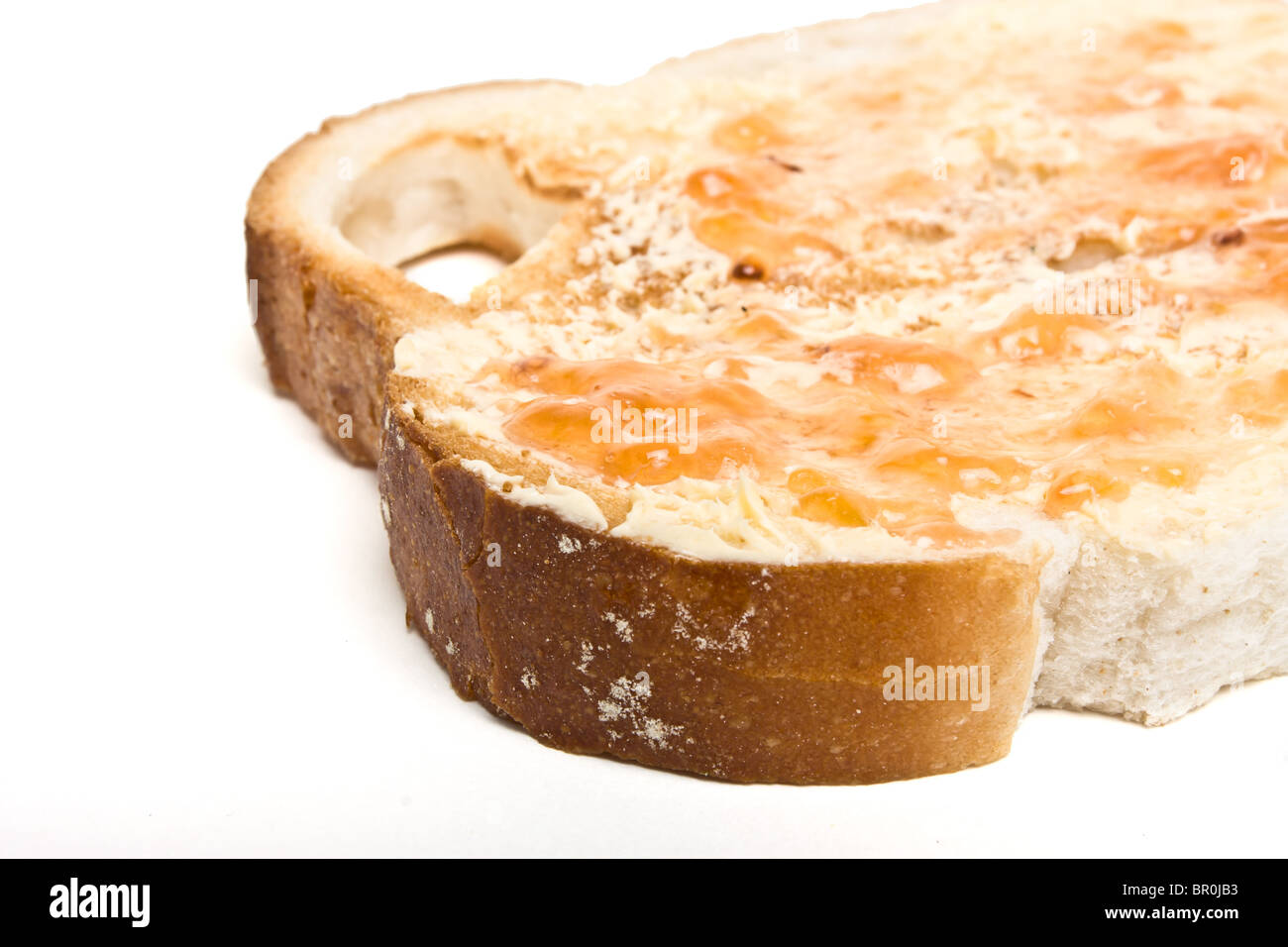 Fetta di pane tostato imburrato con fatti in casa confettura di prugne. Foto Stock