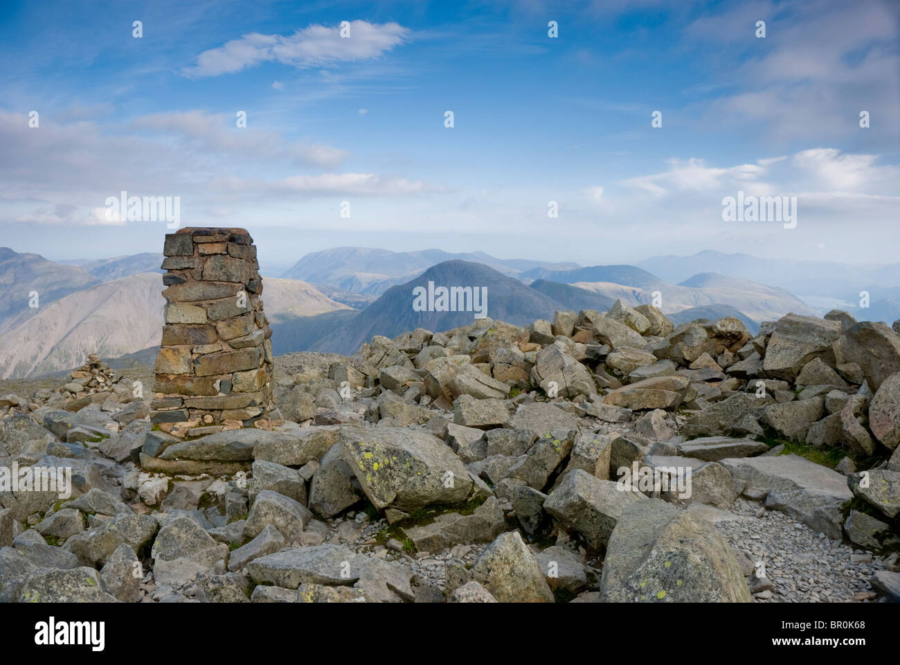 Trig colonna e vista dal vertice di Scafell Pike, la montagna più alta in Inghilterra Foto Stock