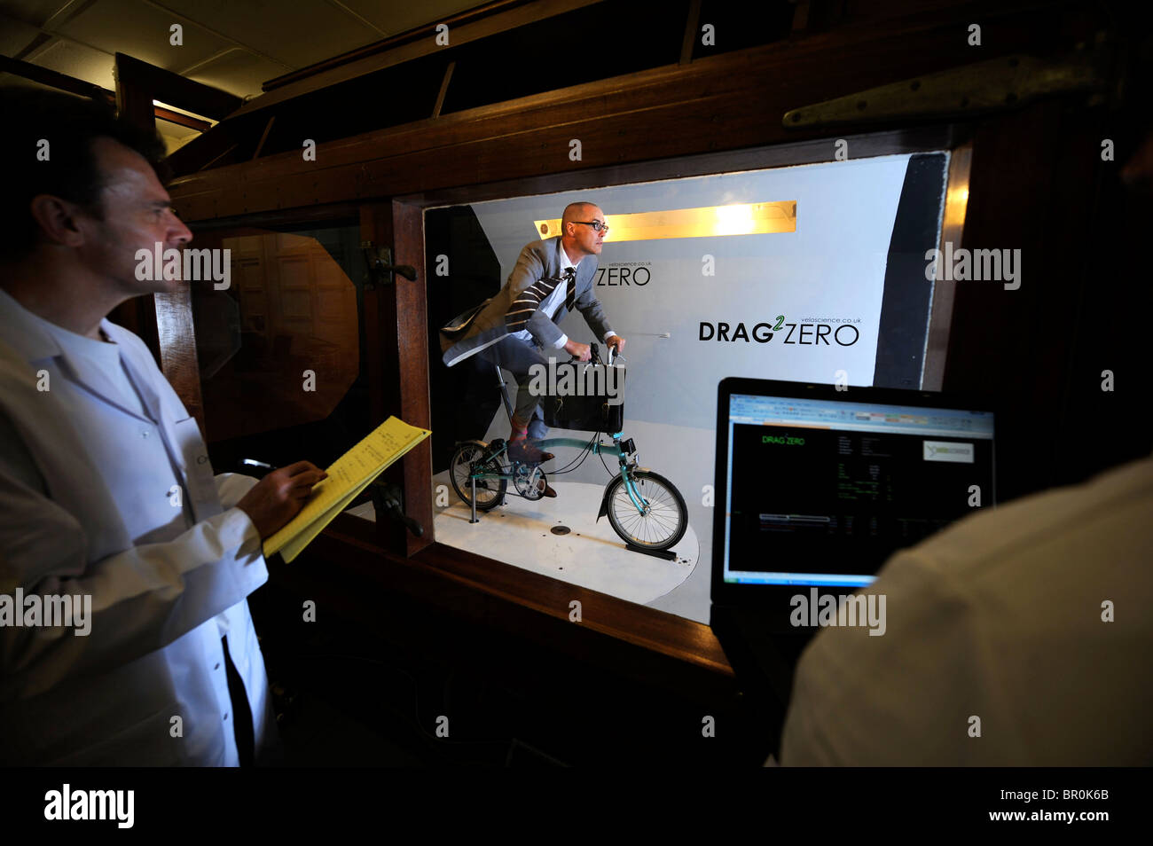 Gli scienziati la prova aerodinamica di un imprenditore su un pendolari ripiegare in bicicletta in una galleria del vento Foto Stock