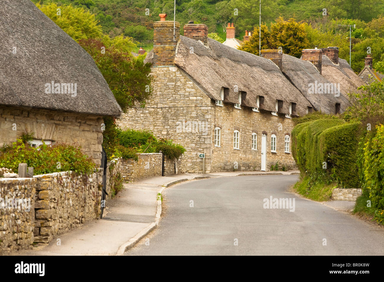 Strada principale attraverso Kimmeridge villaggio sull'Isola di Purbeck, Dorset, Regno Unito Foto Stock