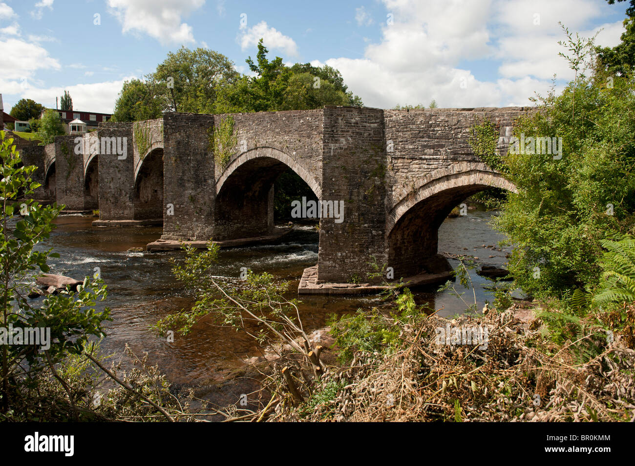 Il vecchio ponte sul fiume Usk a Llangynidr, Powys, Wales UK Foto Stock