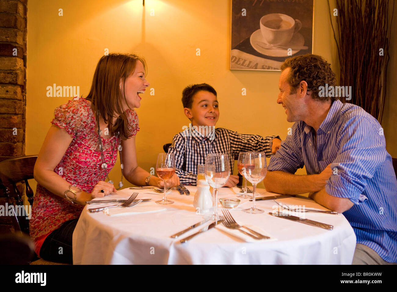 Famiglia mangiare fuori in un ristorante Foto Stock