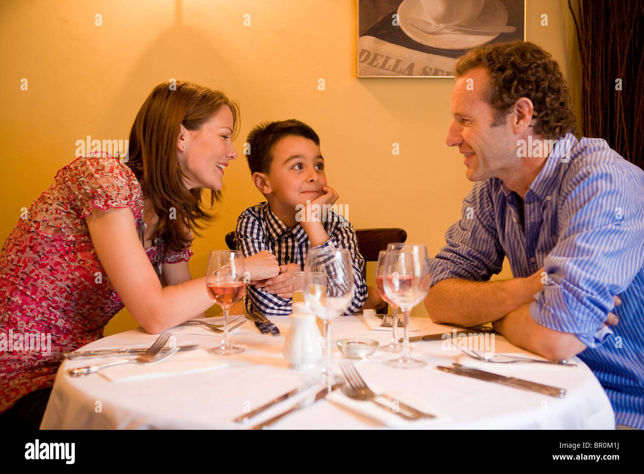 Famiglia mangiare fuori in un ristorante Foto Stock