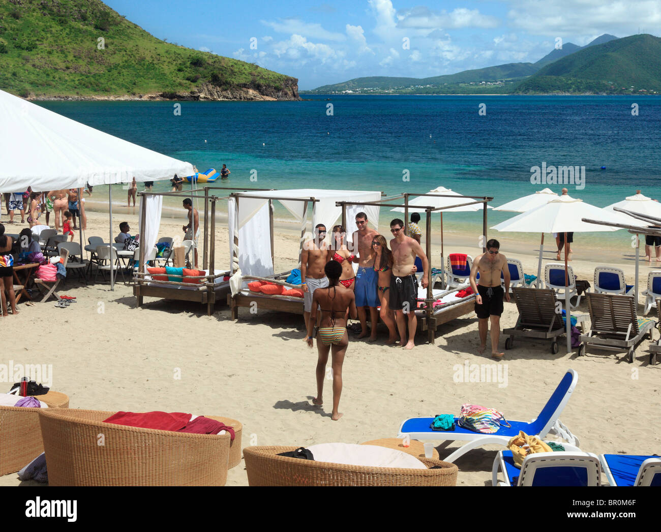 Divertendosi al 'Spice Mill' ristorante sulla spiaggia sulla baia di Cockleshell in St.Kitts dei Caraibi Foto Stock