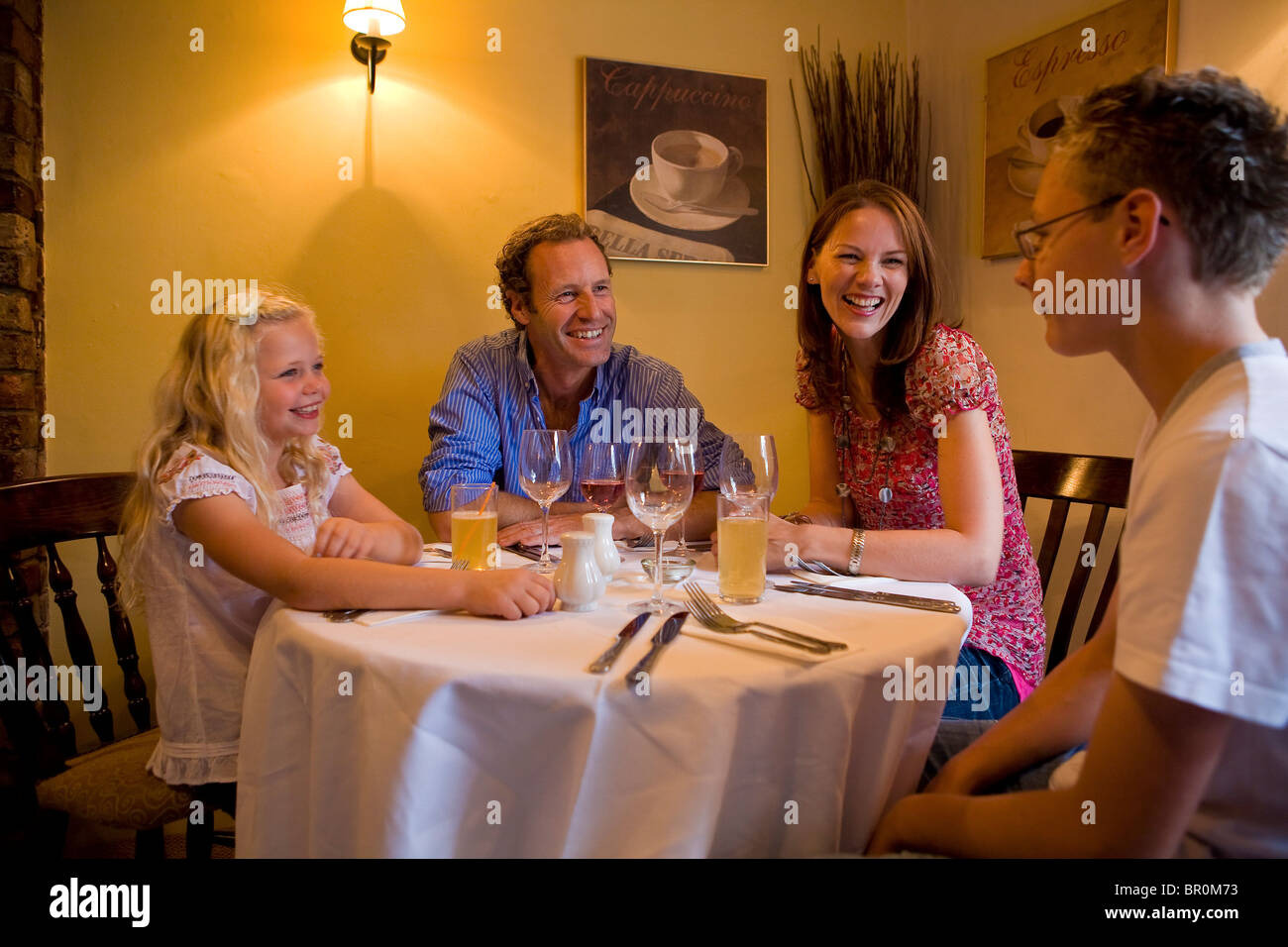 La famiglia in un ristorante Foto Stock