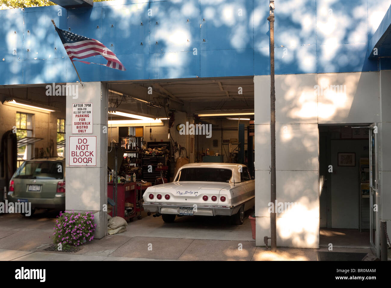 Stazione di gas in Piermont New York Stati Uniti d'America degli anni sessanta la Chevrolet Impala nella baia di servizio Foto Stock