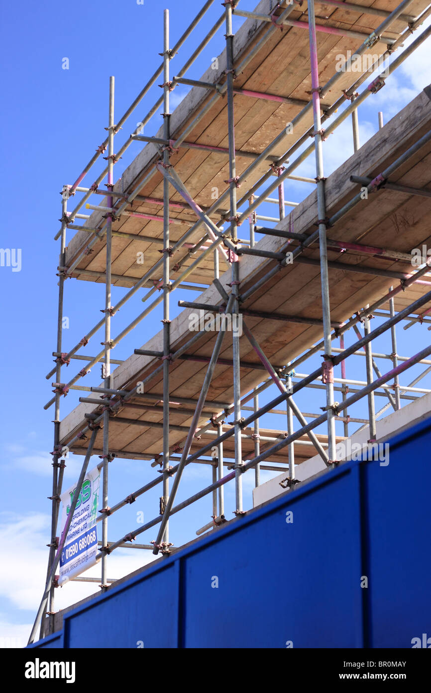 Una sezione verticale del ponteggio per la costruzione di un nuovo ramo del supermercato Lidl. Foto Stock