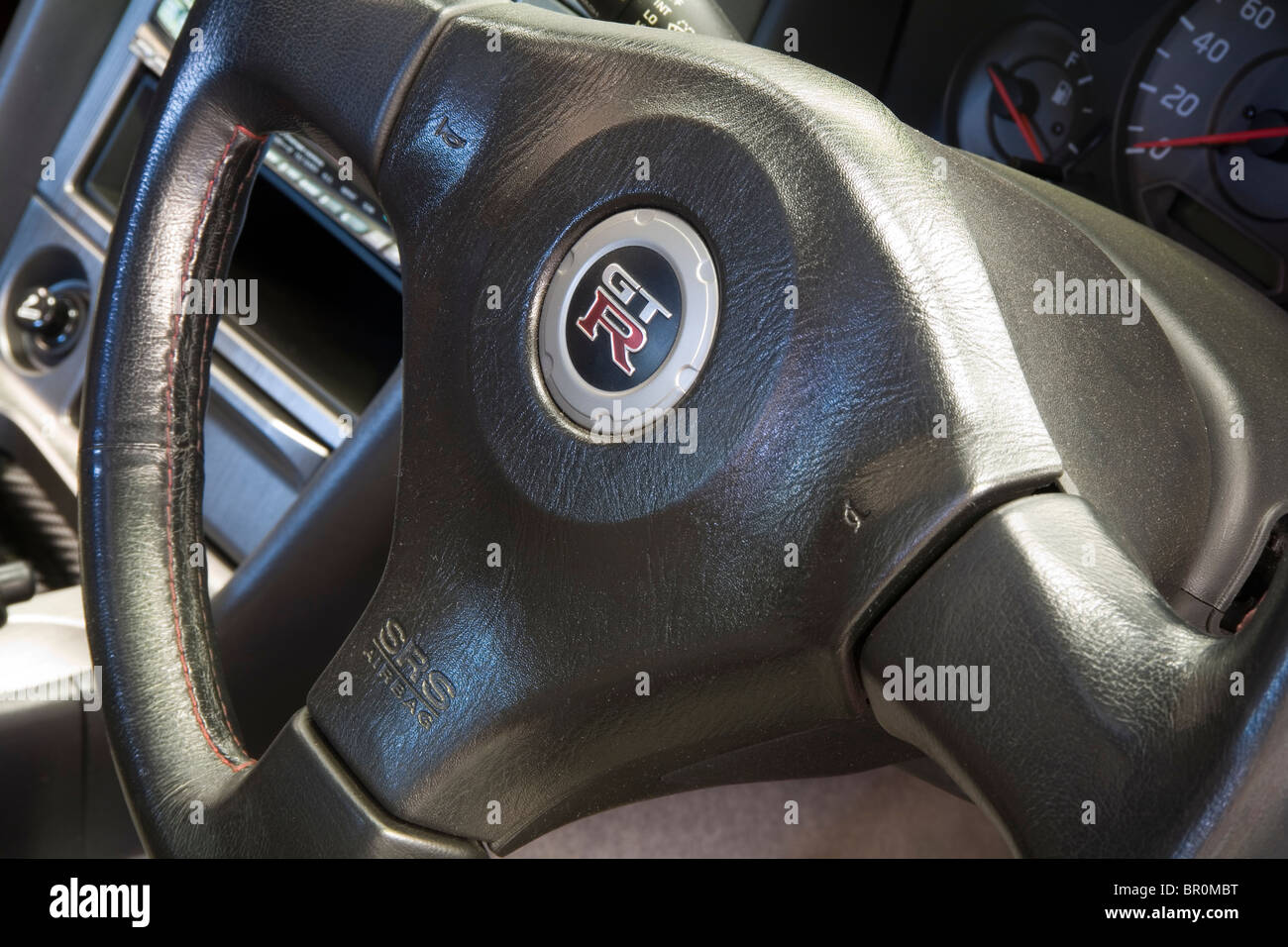 GT-R logo al volante di una Nissan Skyline GT-R Foto Stock