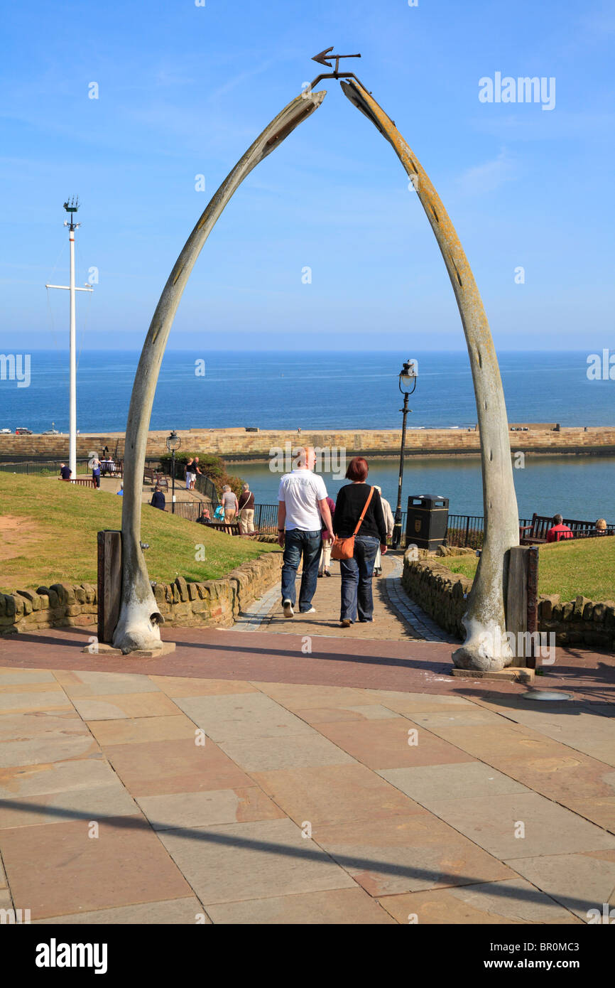 I turisti a piedi attraverso la balena di osso mandibolare arch, Whitby, North Yorkshire, Inghilterra, Regno Unito. Foto Stock