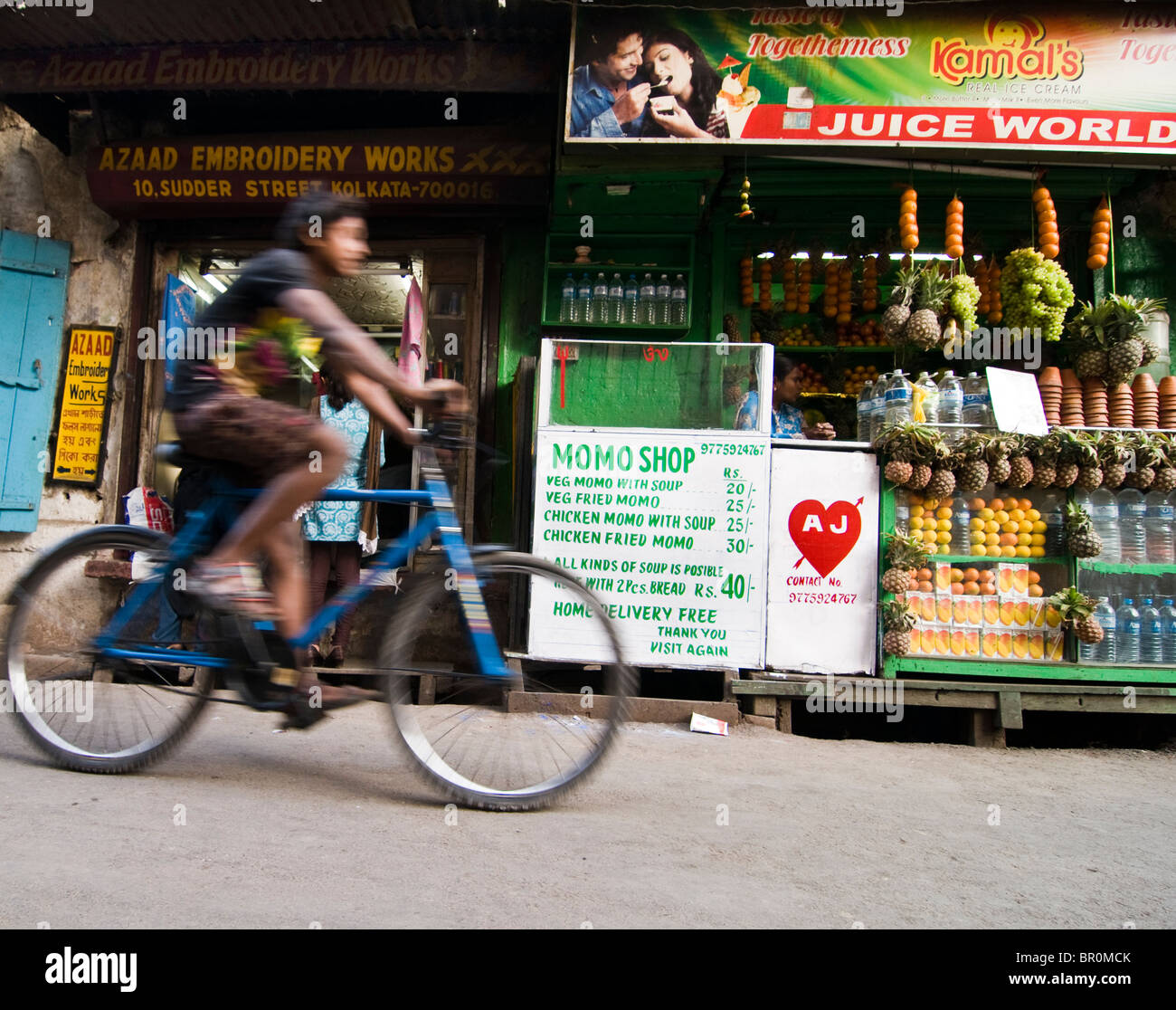 Grande atmosfera nelle strette stradine del centro storico di Calcutta. Foto Stock