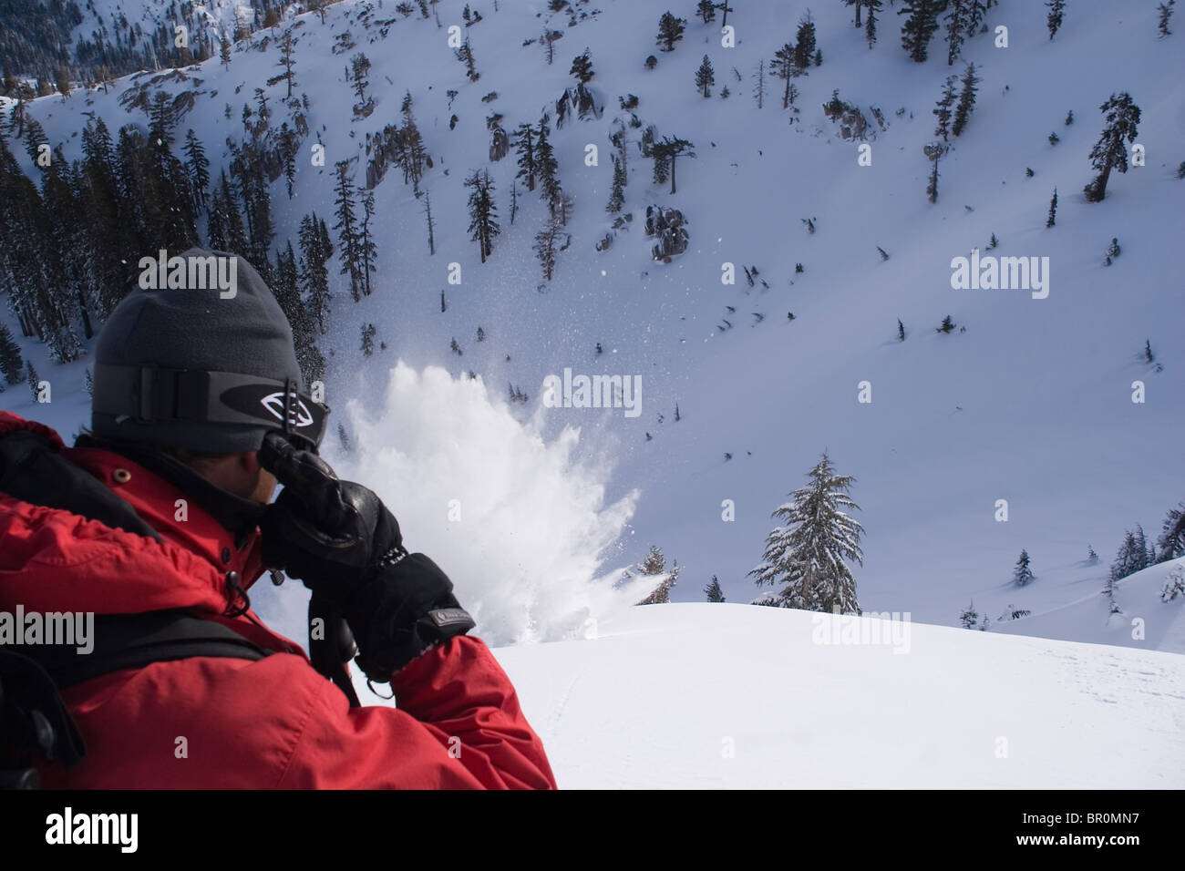 Una ski patroller gettando esplosivi per controllo a valanga a Squaw Valley in California. Foto Stock