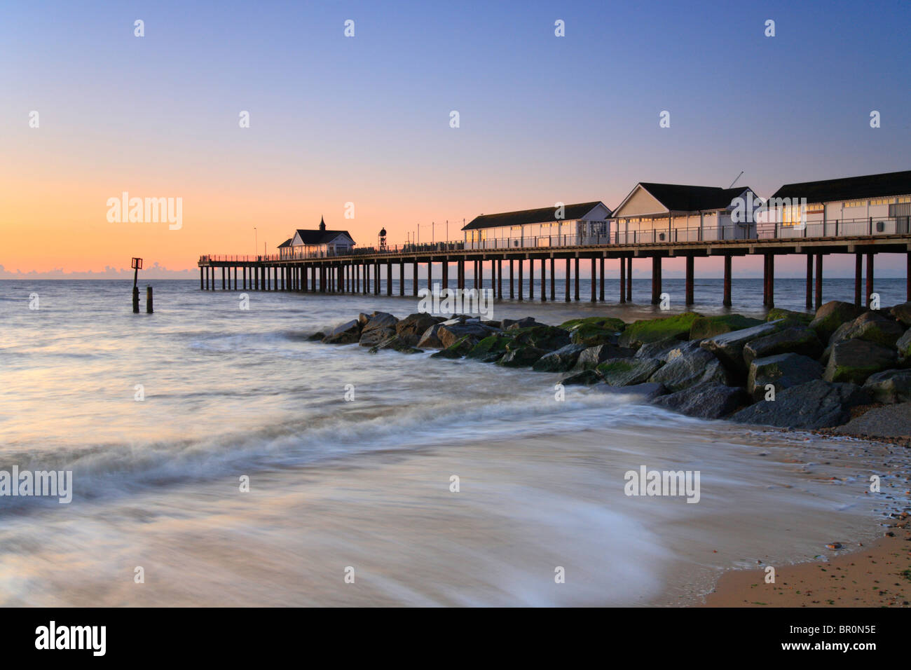 Southwold Pier all'alba, Suffolk Coast. Foto Stock