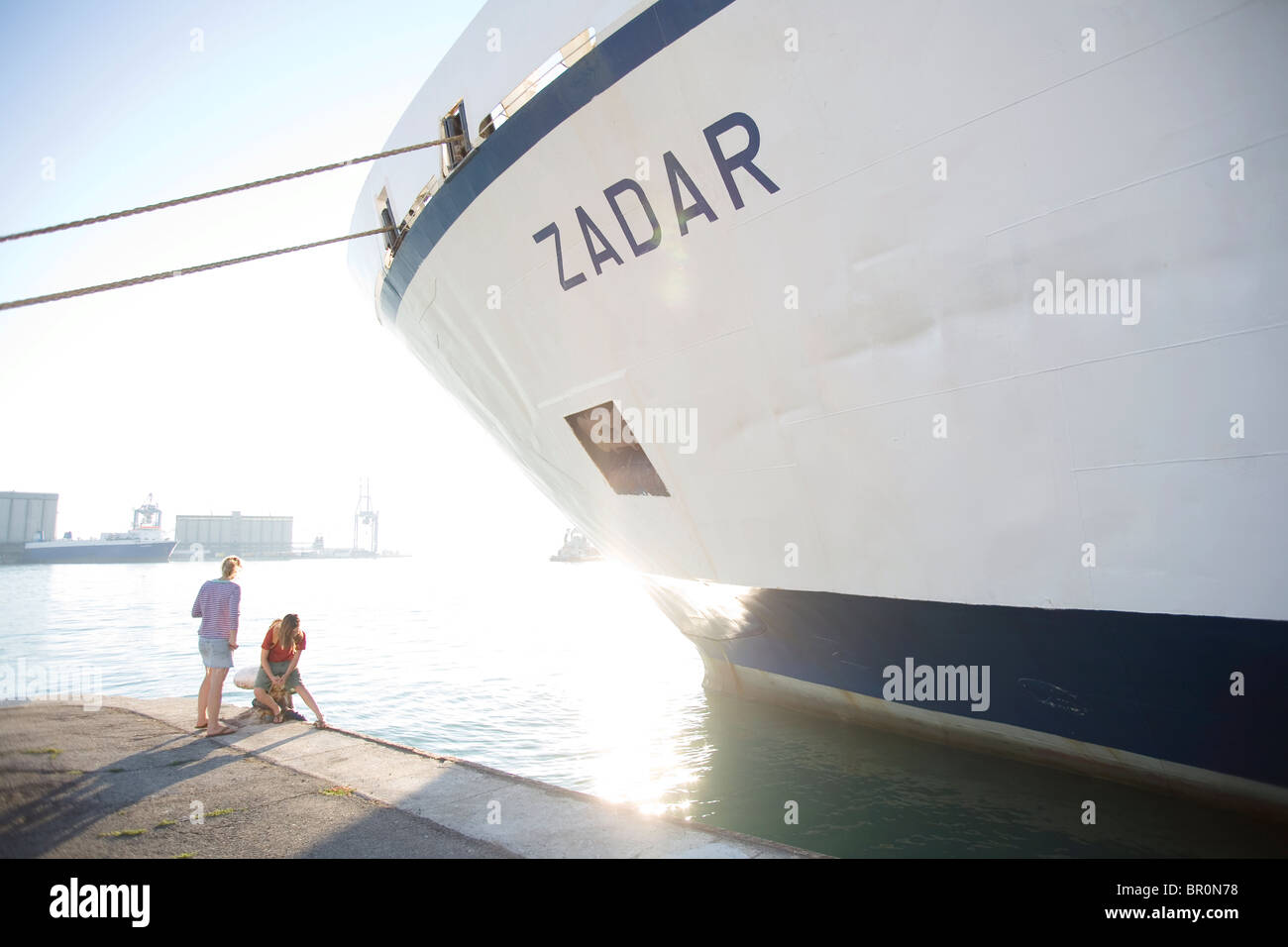 Un trans-Adriatic traghetto per auto. Foto Stock