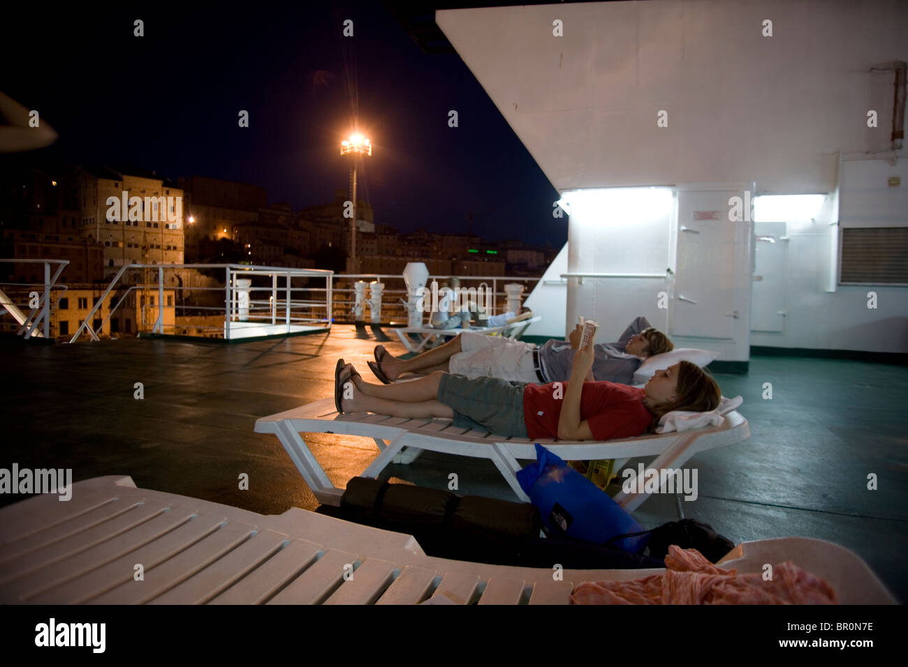 Un gruppo di viaggiatori di assestamento per un eccesso di notte trans-Adriatico traversata su un traghetto per auto dall' Italia alla Croazia. Foto Stock
