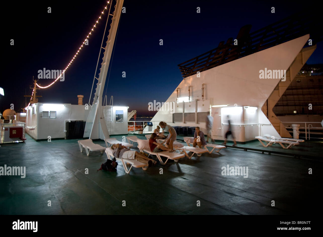 Un gruppo di viaggiatori di assestamento per un eccesso di notte trans-Adriatico traversata su un traghetto per auto dall' Italia alla Croazia. Foto Stock