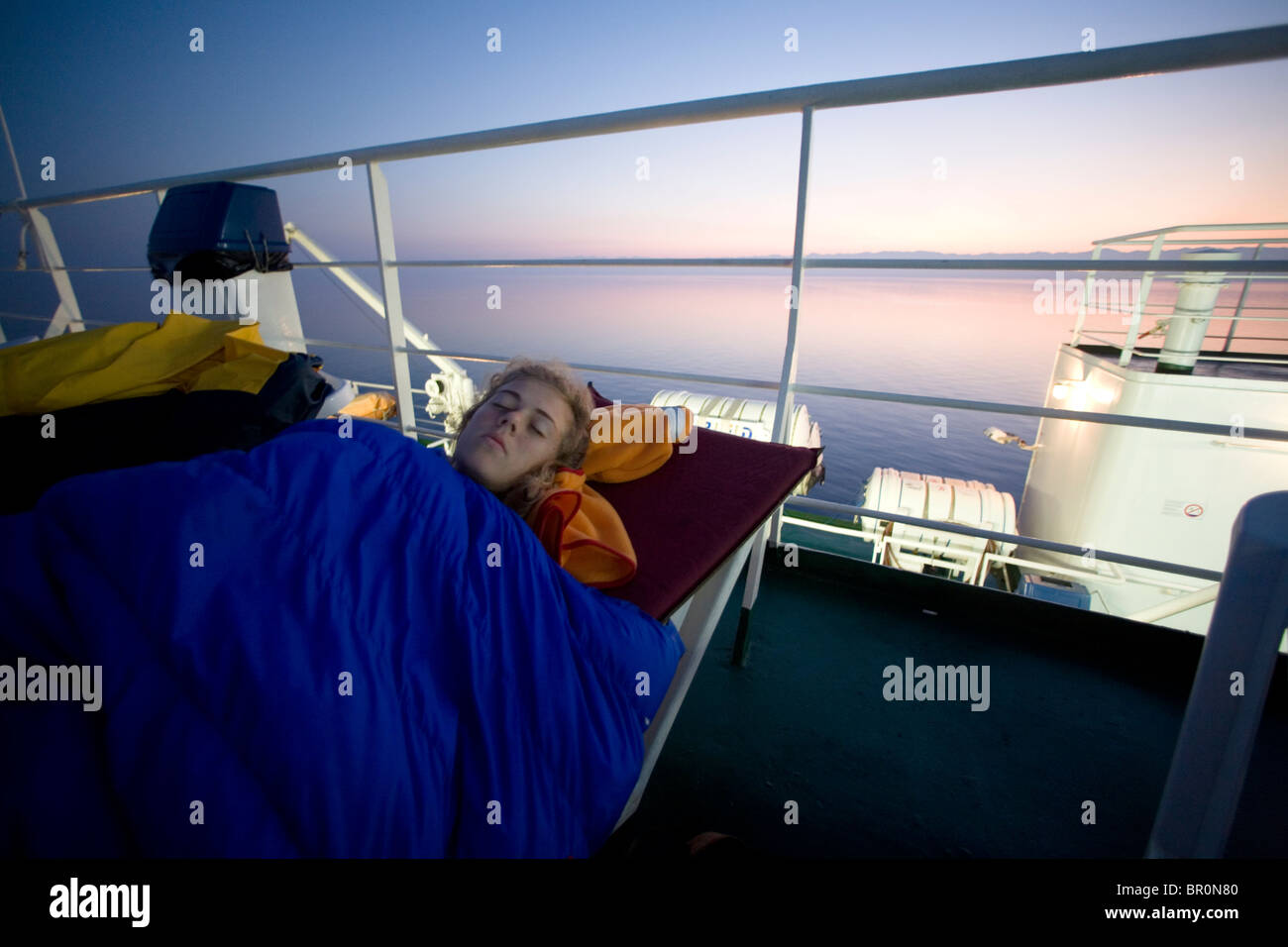 Sul ponte di una trans-Adriatic car ferry crossing un viaggiatori avventurosi di sonno. Foto Stock