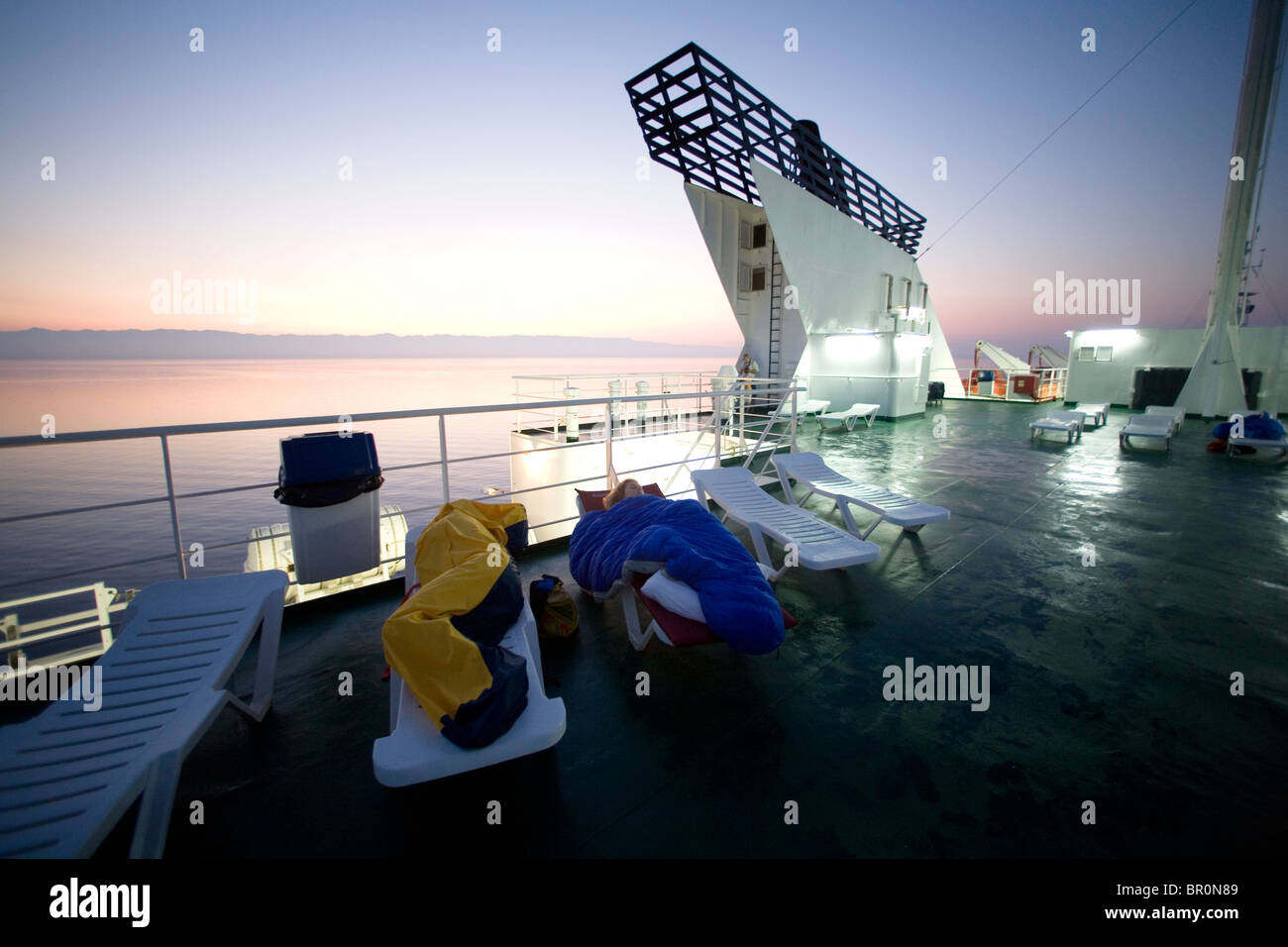 Sul ponte di una trans-Adriatic car ferry crossing un viaggiatori avventurosi di sonno. Foto Stock