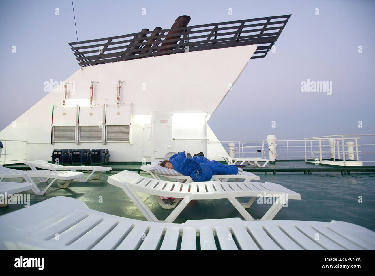 Sul ponte di una trans-Adriatic car ferry crossing un viaggiatori avventurosi di sonno. Foto Stock