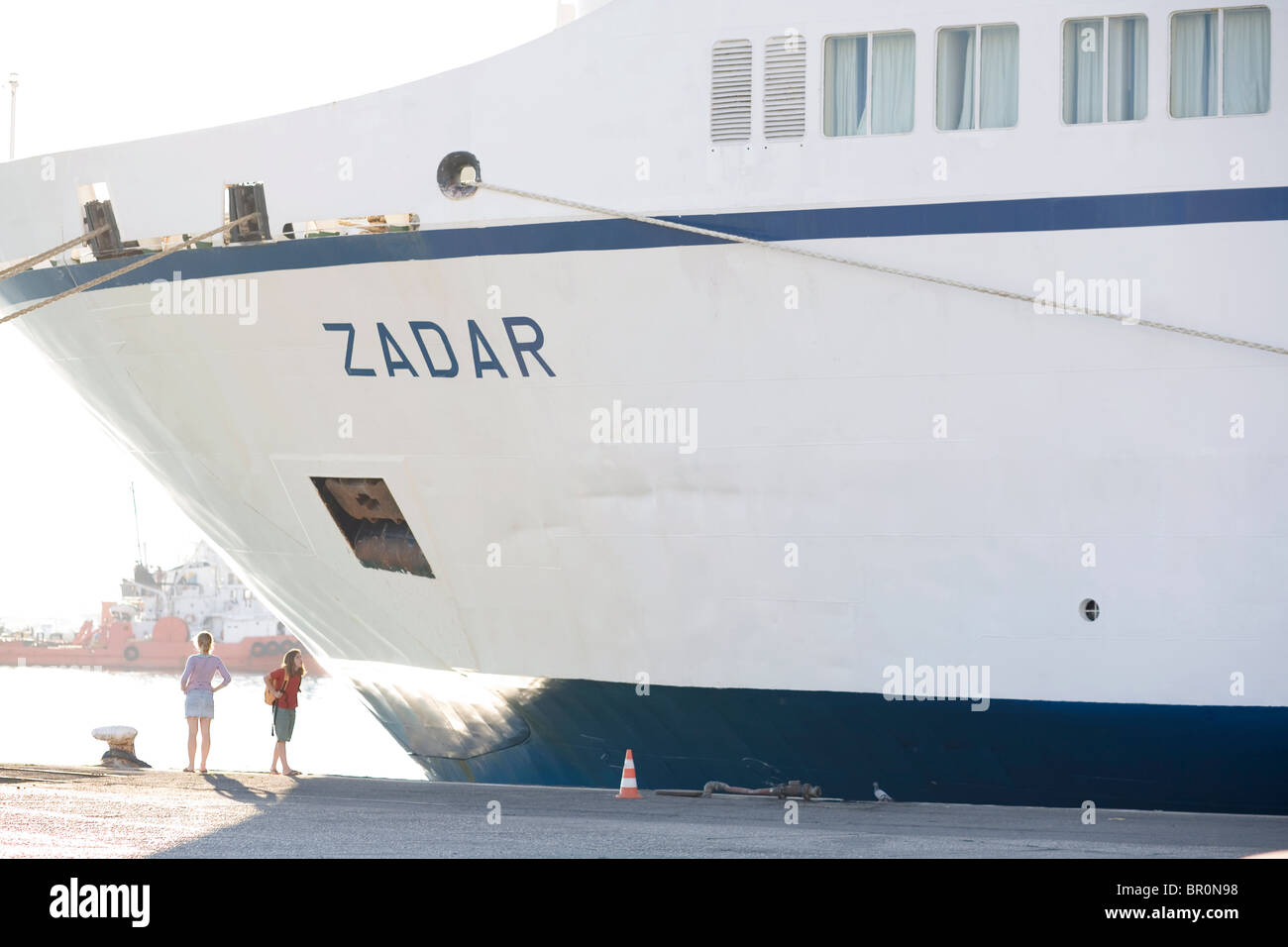 Un trans-Adriatic traghetto per auto. Foto Stock