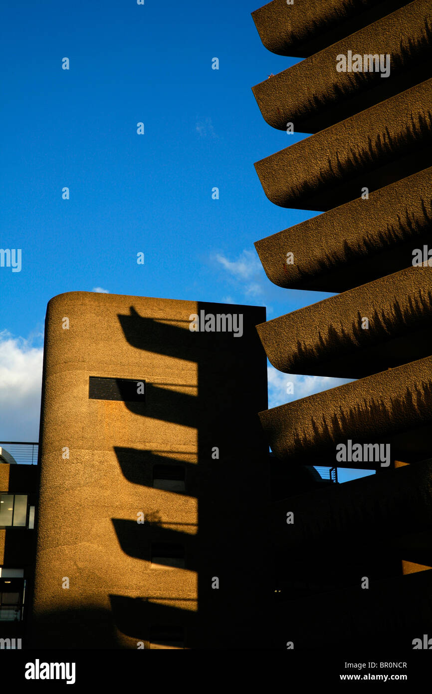 Torre di Shakespeare e Frobisher Crescent su Barbican station wagon, città di Londra, Regno Unito Foto Stock