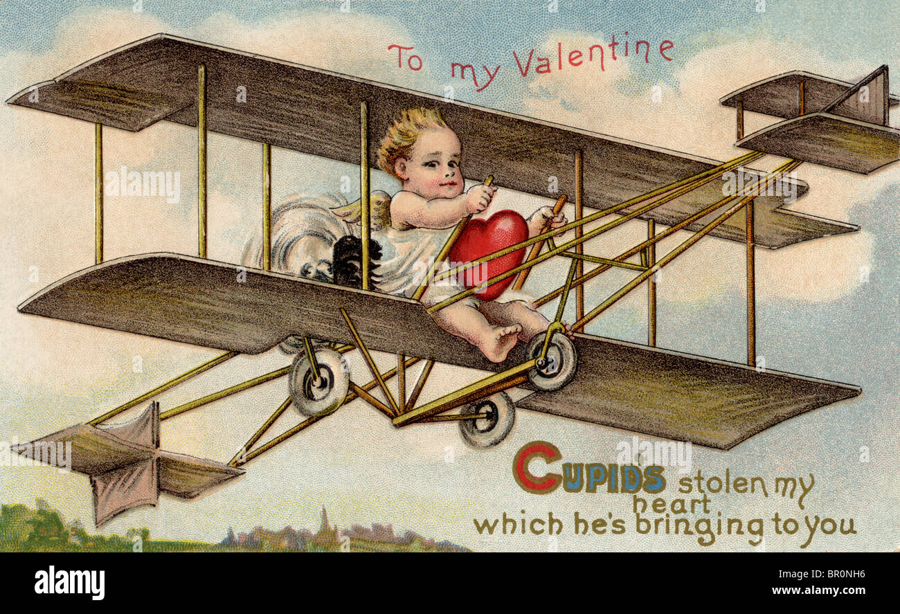 Un vintage Valentine card con cupido volare un aereo con un cuore rubato Foto Stock