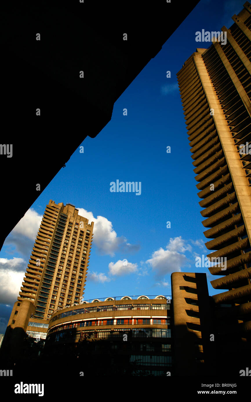 Torre di Shakespeare, Frobisher Crescent e Cromwell Tower su Barbican station wagon, città di Londra, Regno Unito Foto Stock