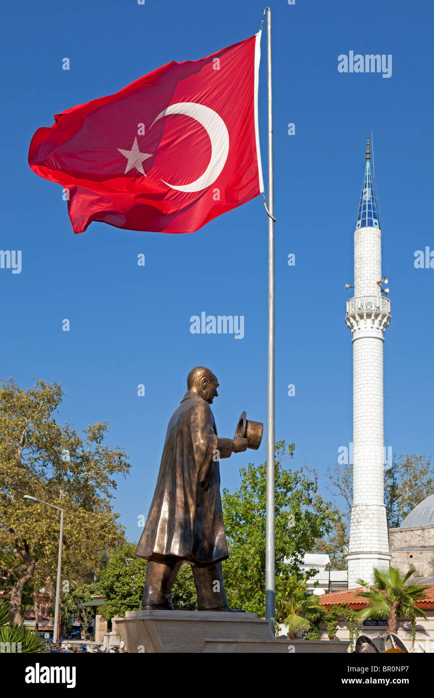 Atatürk statua, minareto e bandiera turca a Dalyan, Dalyan Delta, turca del Mar Egeo, Turchia Foto Stock