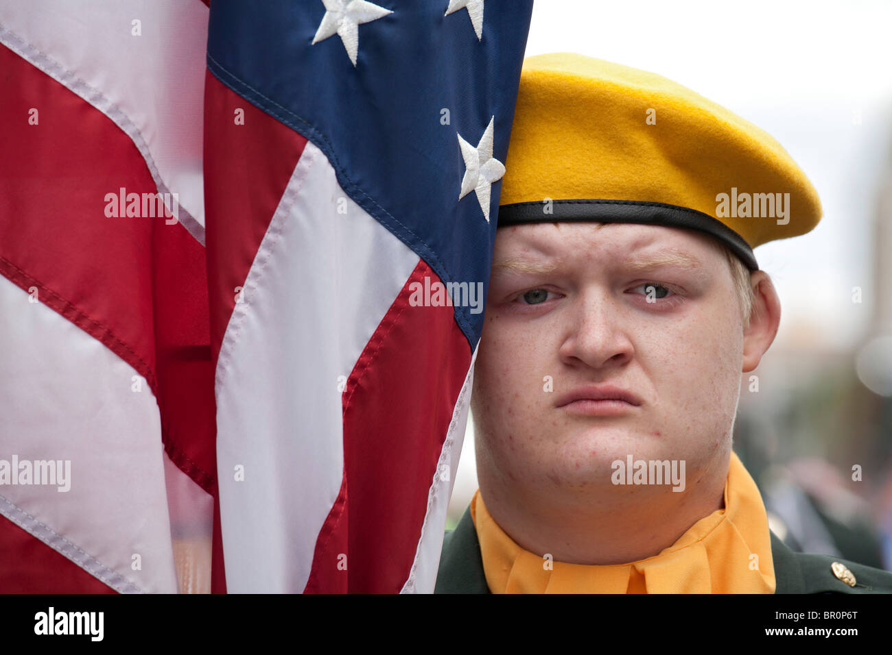 Indianapolis, Indiana - un membro dell'U.S. Army JROTC color guard presso la parata del giorno del lavoro. Foto Stock