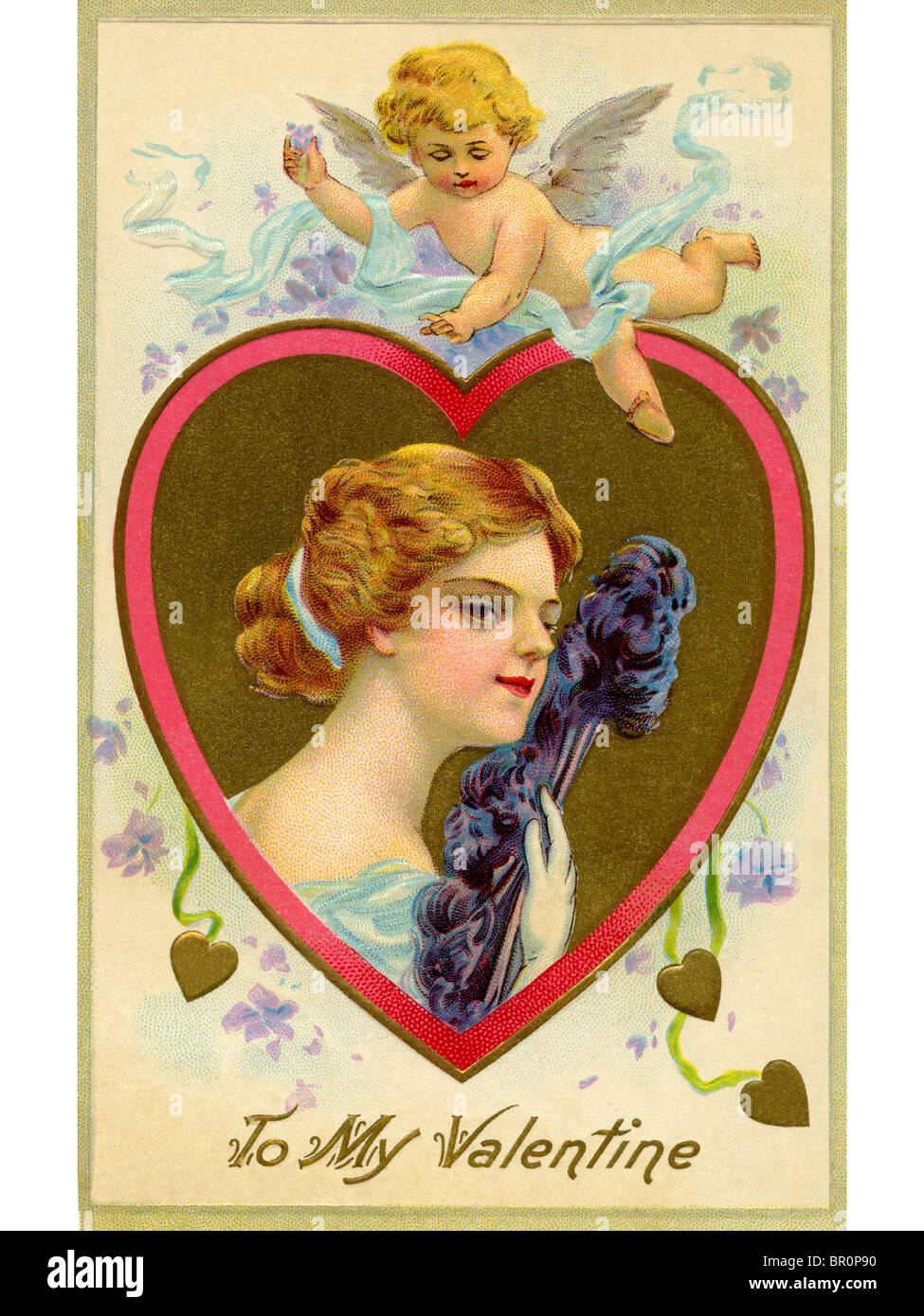 Un vintage Valentine card con cupido volando sopra una donna con una ventola di piume Foto Stock