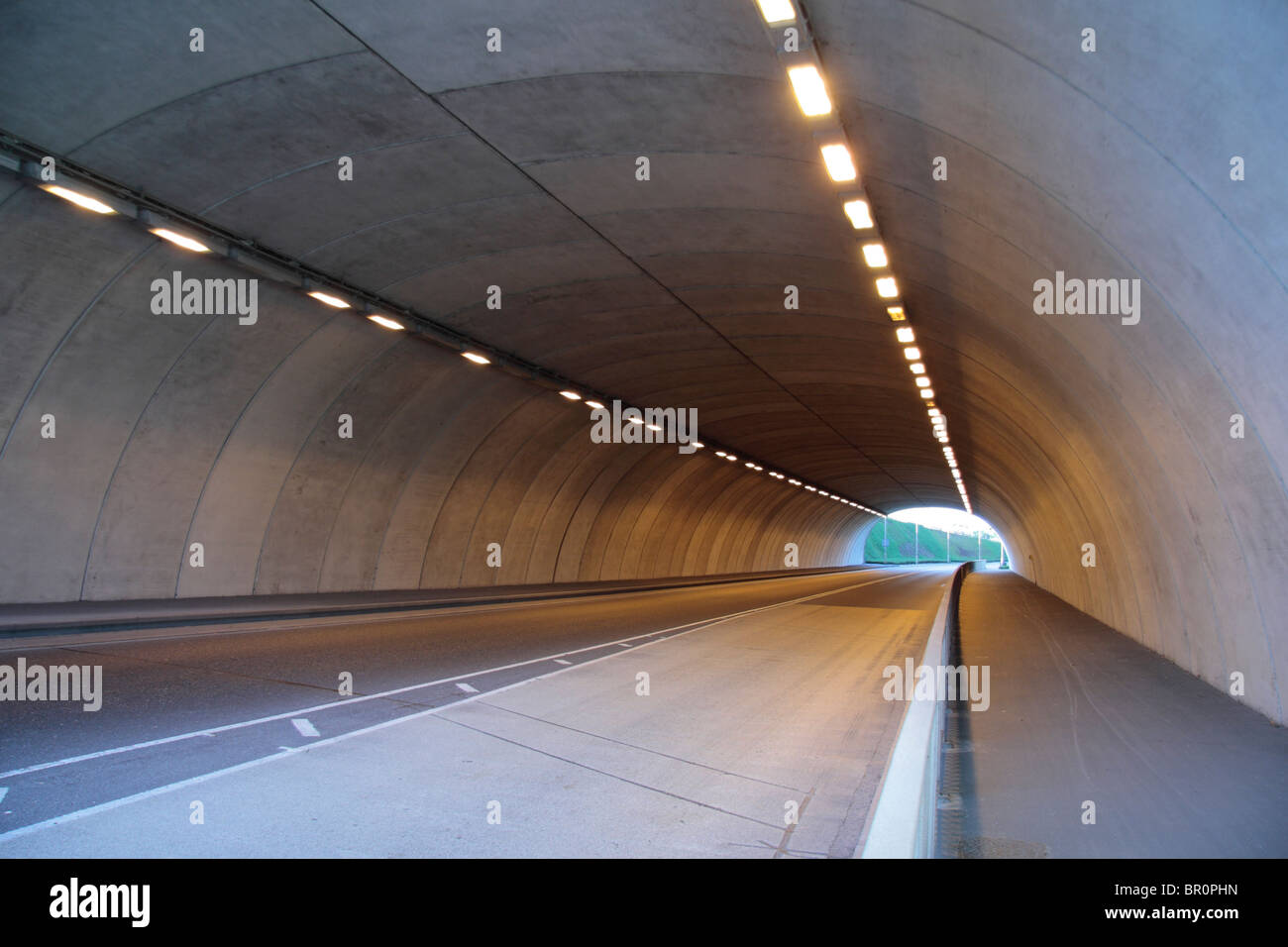 Un breve tunnel stradale lungo il perimetro della rete stradale intorno all'aeroporto di Heathrow di Londra, Regno Unito. Foto Stock Un breve tunnel stradale lungo il perimetro della rete stradale intorno all'aeroporto di Heathrow di Londra, Regno Unito. Foto Stock