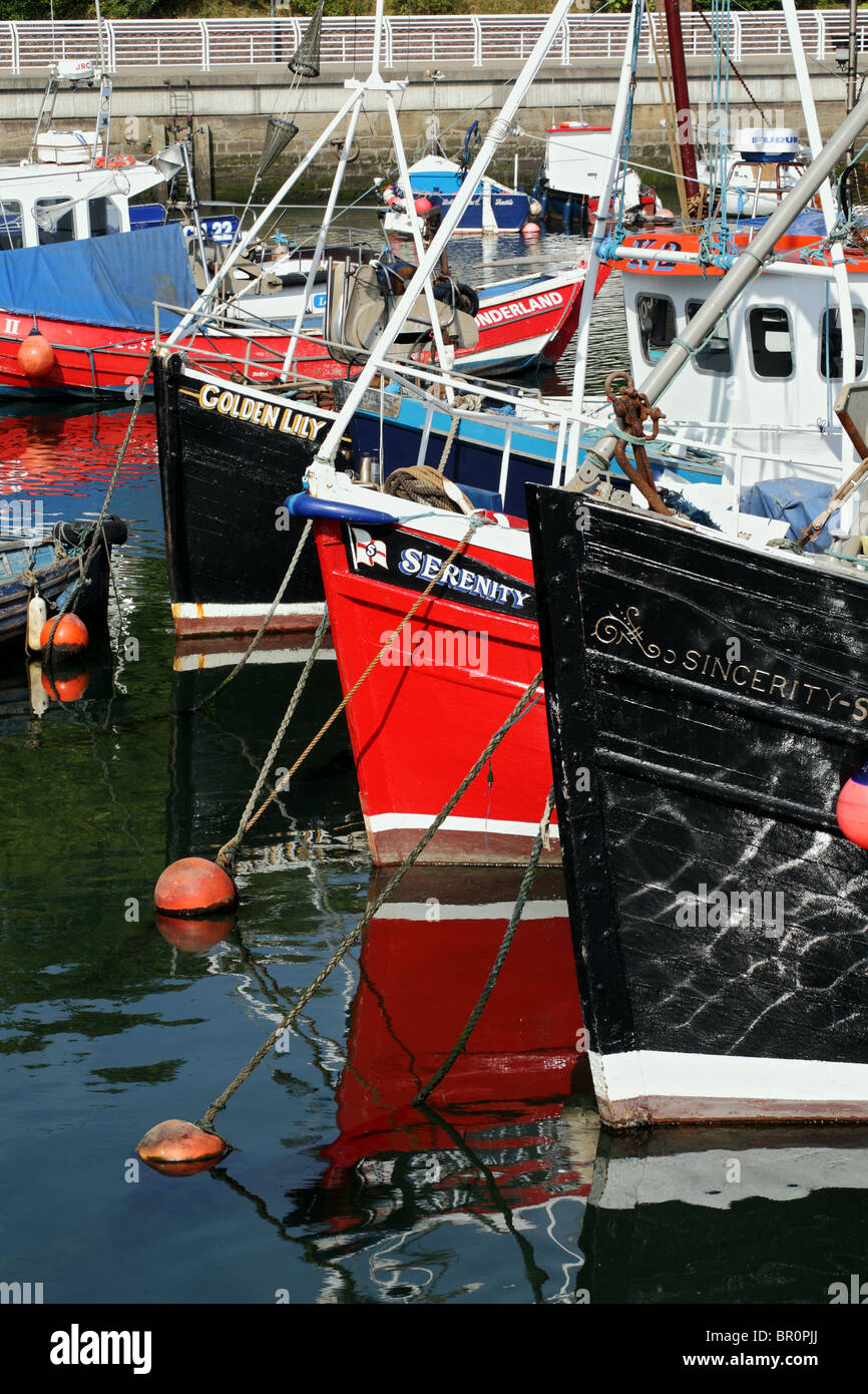In legno tradizionali barche da pesca ormeggiate in Roker marina, Sunderland, England, Regno Unito Foto Stock