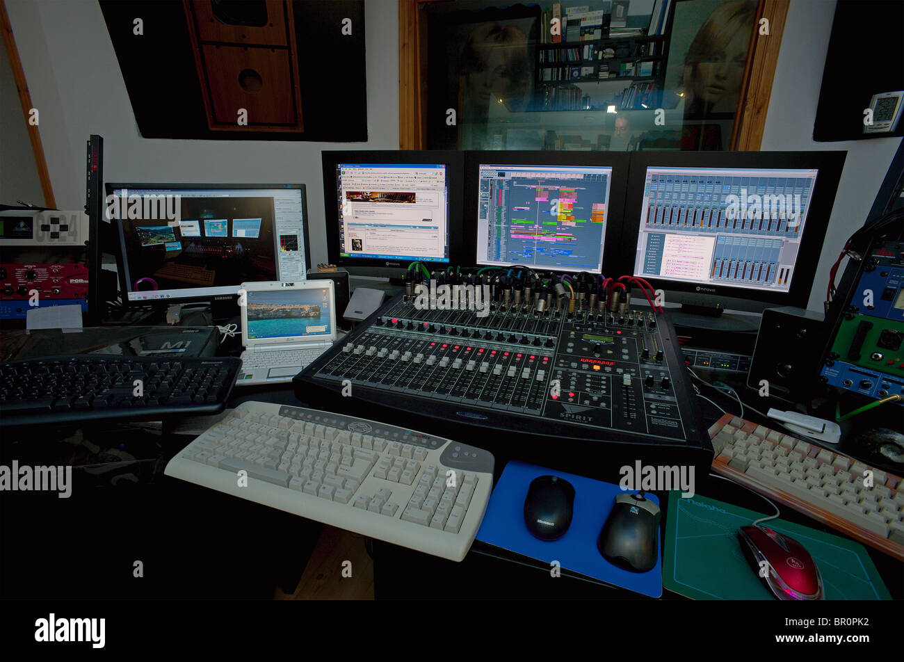 Moderno studio di registrazione sala di controllo con il mixer digitale  tastiere di computer e schermi TFT Foto stock - Alamy