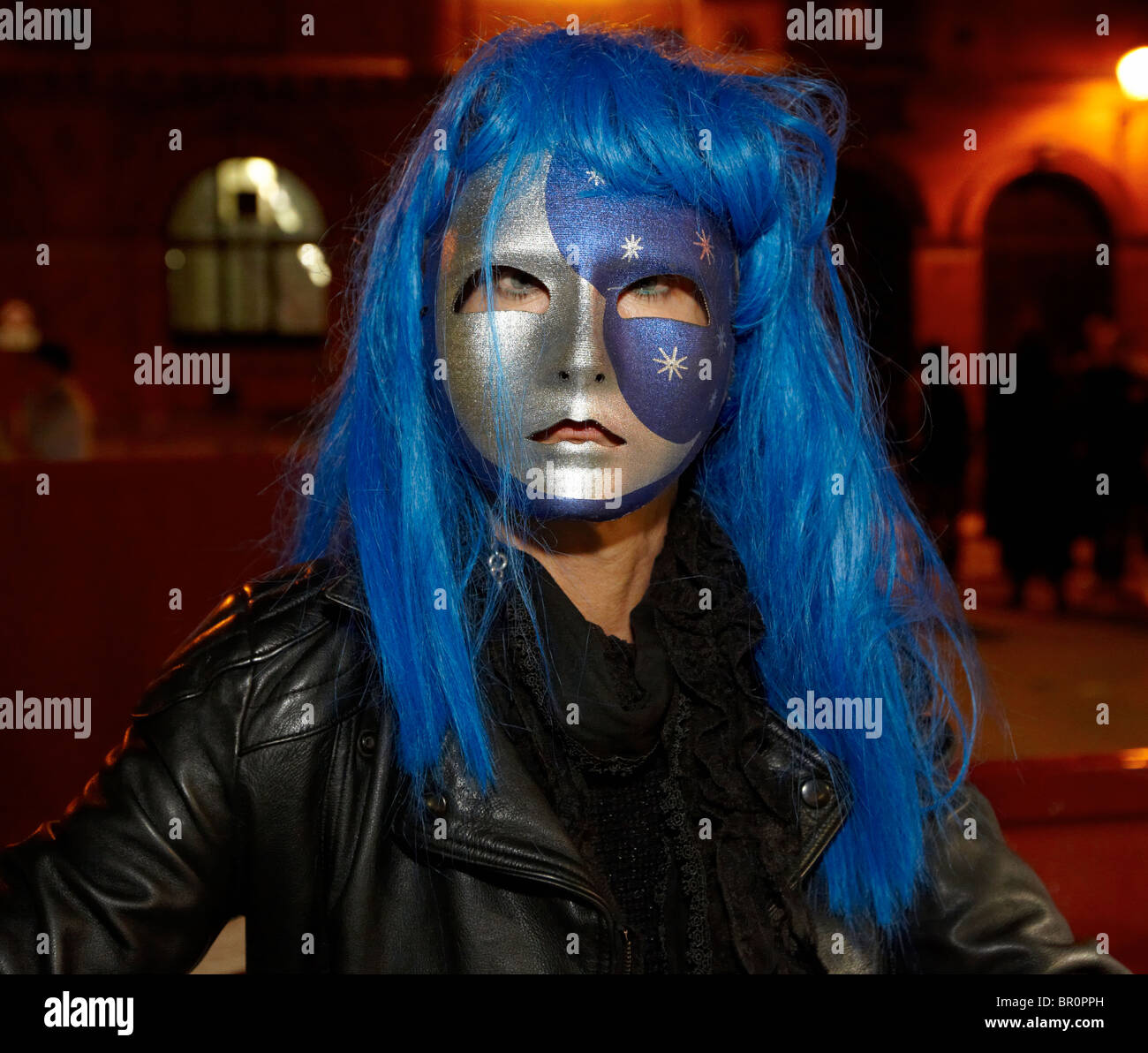Strega con capelli blu Halloween Dublino Irlanda Europa Foto Stock